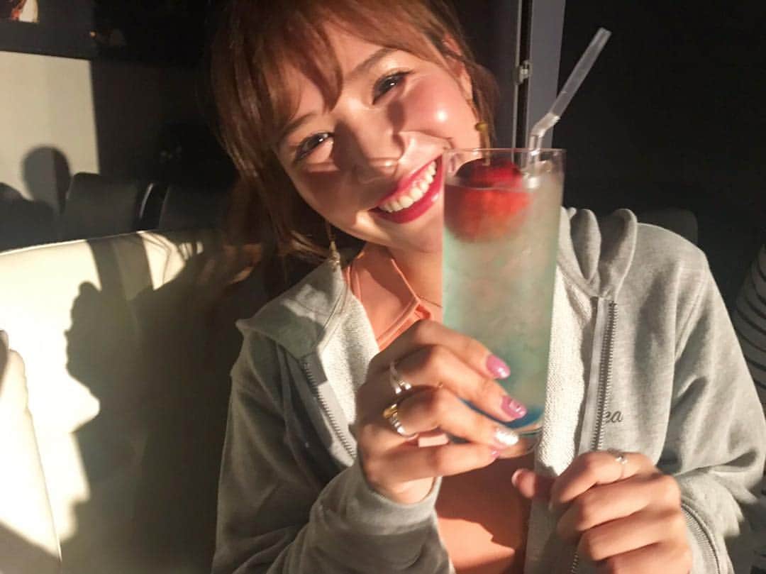 のインスタグラム：「この人といる時が 1番いい顔してるわー。 . そーゆう人と出会えた奇跡に乾杯← . . この１年くらい一緒にいてお互いhappyになれる人としかいないようにしてたら、とても運気が上がったと思う💓 . 苦手な人と無理にいなくていいんだ！ もちろん、必要な時もあるよね！ お仕事とか学校とかは仕方ない！ でも、それも吹っ飛ばしてくれる 本当の仲間と思いっ切り楽しむ時間を大切にすると、やっぱりhappyがちゃんと循環するんだよね♡ . . 切り替え、オンオフ、 無理しないで ありのままでいよう♡ . 人に優しく、愛を持って♡ . .」