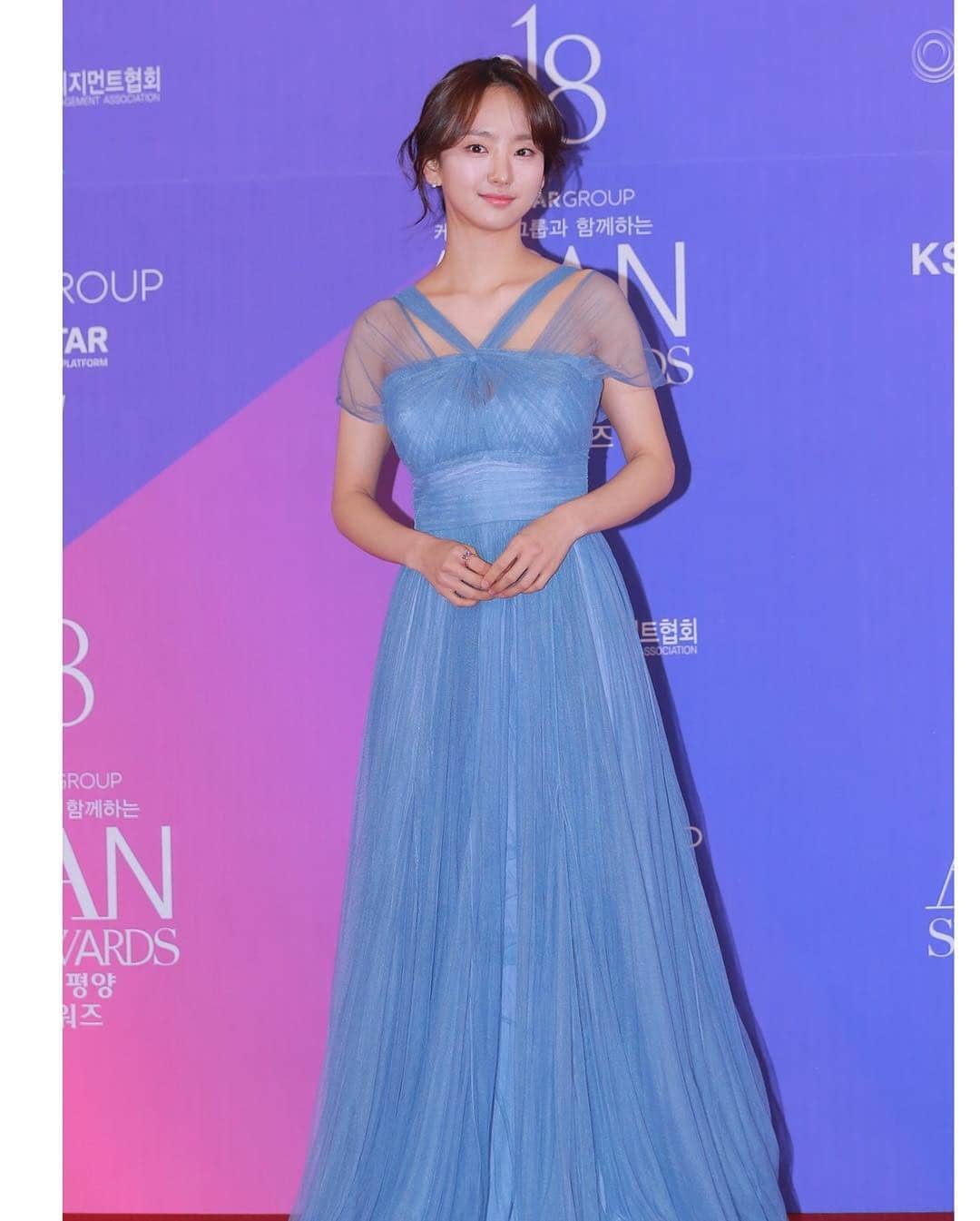 ウォン・ジナのインスタグラム：「. 그냥 사랑하는 사이를 만나고 문수를 만나고 좋은 일들이 많이 생기는 것 같아요. 감사히 여기며 더 열심히 하겠습니다💙」