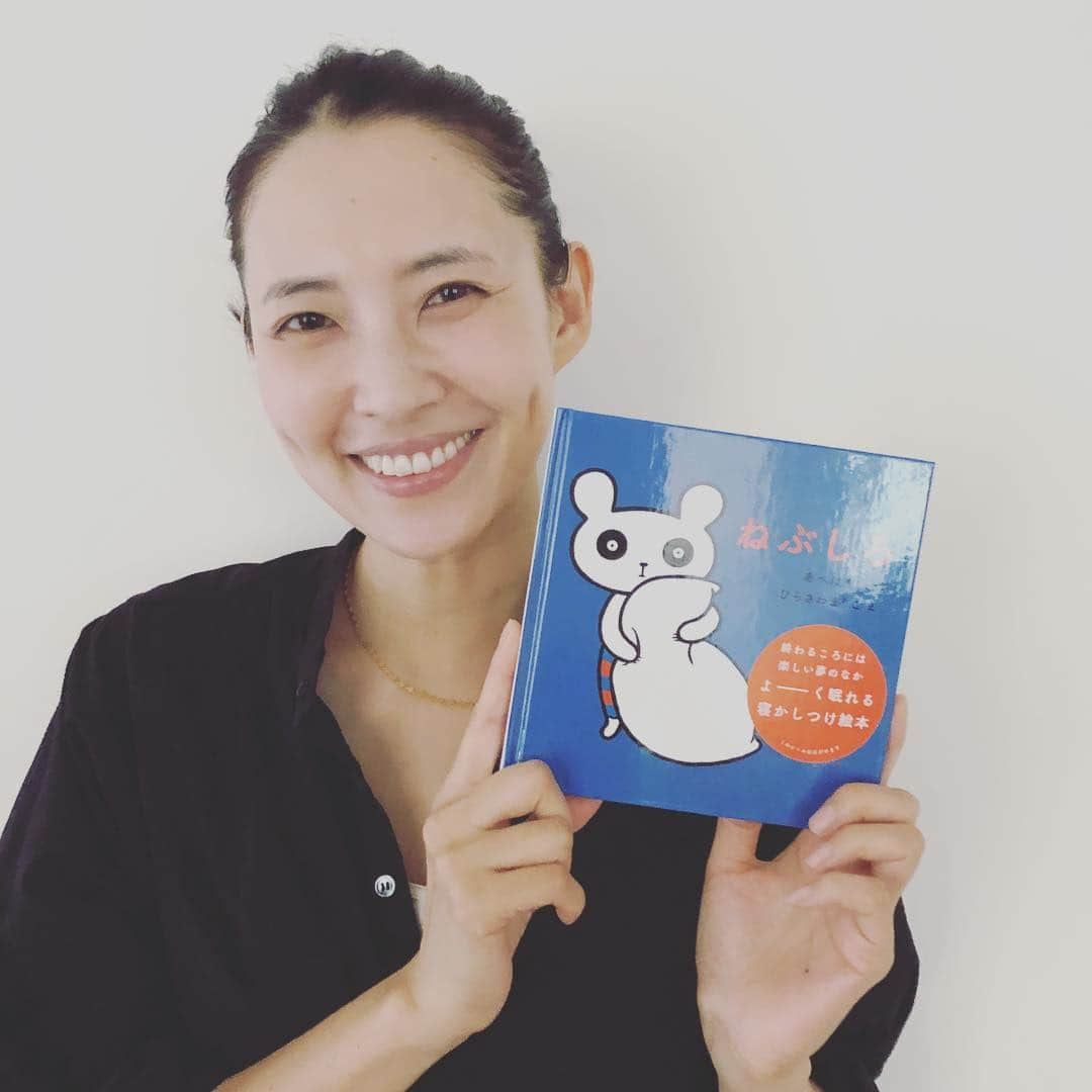 浜島直子さんのインスタグラム写真 - (浜島直子Instagram)「ついに！本日、絵本「ねぶしろ」の発売になりました㊗️🎊🙌 嬉しい！嬉しい〜〜！！！ たくさんの子どもたちに、そして、かつて子どもだった大人たちに、長く愛される絵本となりますように✨✨✨ ーーーーーーーーーー ねぶしろ  あべはまじ・さく　 ひらさわまりこ・え  mille books  定価（本体800円+税）　 ーーーーーーーーーー ネブソクシロクマ　という クマの　なかまが　いました。 ねむることが　にがてで いつも　ねぶそく　なのです。 このこの　なまえは　ねぶしろ。　 ちょっと　おくびょうな　おとこのこです。 ーーーーーーーーーー ・ #絵本 #ねぶしろ #平澤まりこ #阿部はまじ #ミルブックス #そして #この絵本のモデルとなった #最愛の息子へ #誕生日おめでとう」10月14日 9時48分 - hamaji_0912