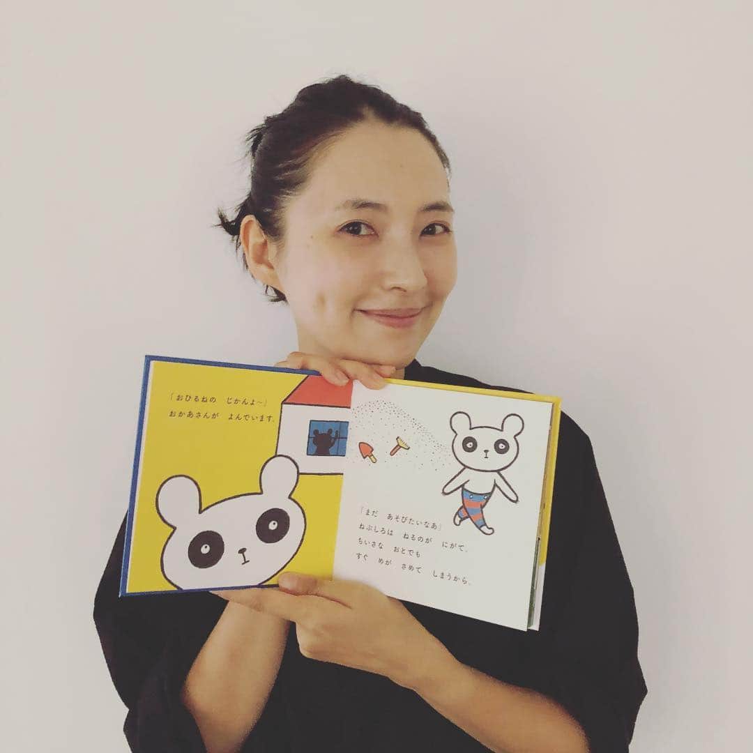 浜島直子さんのインスタグラム写真 - (浜島直子Instagram)「ついに！本日、絵本「ねぶしろ」の発売になりました㊗️🎊🙌 嬉しい！嬉しい〜〜！！！ たくさんの子どもたちに、そして、かつて子どもだった大人たちに、長く愛される絵本となりますように✨✨✨ ーーーーーーーーーー ねぶしろ  あべはまじ・さく　 ひらさわまりこ・え  mille books  定価（本体800円+税）　 ーーーーーーーーーー ネブソクシロクマ　という クマの　なかまが　いました。 ねむることが　にがてで いつも　ねぶそく　なのです。 このこの　なまえは　ねぶしろ。　 ちょっと　おくびょうな　おとこのこです。 ーーーーーーーーーー ・ #絵本 #ねぶしろ #平澤まりこ #阿部はまじ #ミルブックス #そして #この絵本のモデルとなった #最愛の息子へ #誕生日おめでとう」10月14日 9時48分 - hamaji_0912