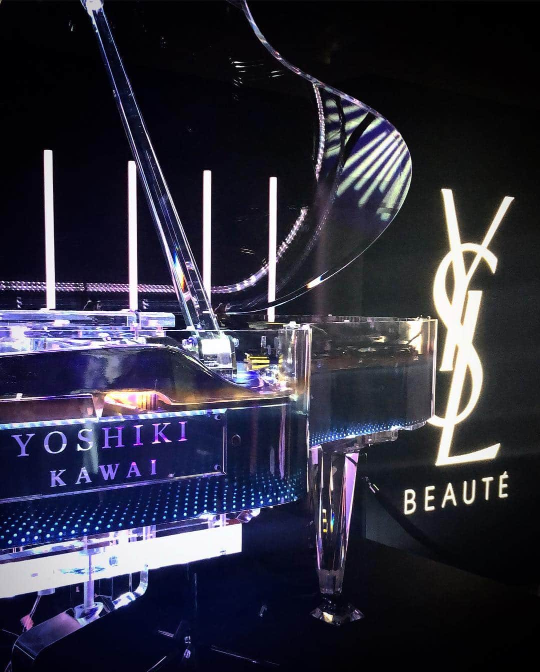 エリーローズさんのインスタグラム写真 - (エリーローズInstagram)「@yslbeauty #YSLBEAUTYHOTEL  プレビューパーティー🖤💙🖤💙 X-JAPAN YOSHIKI様のサプライズピアノライブ演奏！ 目の前でみれて贅沢すぎるショーでした!!」10月14日 11時29分 - ellirose