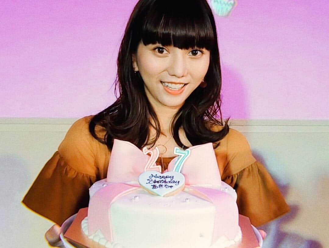 のインスタグラム：「* 昨日はお誕生日イベントでした☺️👑 たくさんの方が来てくださって、おめでとう言ってもらえて嬉しかったです🧡 終始ニコニコが止まらなくて、たくさん喋ってました…😇 幸せな時間をありがとうございました🧚‍♂️ プレゼント、お手紙もたくさんありがとうございます！！ 私は幸せです💓 . #生誕祭 #ありがとうございます」