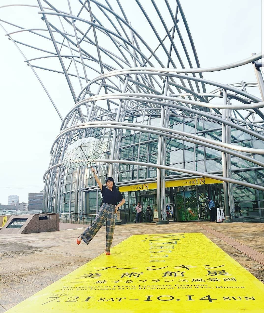 服部ひで子さんのインスタグラム写真 - (服部ひで子Instagram)「🎨国立国際美術館🎨 『プーシキン美術館展～旅するフランス風景画』  めちゃくちゃ 久しぶりの美術館‼️ 風景画展だったので、 とても観やすかったです✨  風景画を通じて、何百年も前なのに、その時代背景や画家の思い、その場の風とか匂いとかも感じられそうな気がしました😌‼ そして、知識は全くないけど、 『へー！』『ほー！』『ふーん！』『すごーい！』『なるほど！』『何これ？』『わからん！笑』とか、 自分なりの感覚や価値観で何かを感じてたら、難しい事は抜きにして、それだけで楽しめるものだな…と😌✨ たまには、芸術な時間も 乙ですなー( =＾ω＾)！！good⤴️ 次狙うは、ルーブル美術館展です😄‼‼‼ #国立国際美術館 #ルーブル美術館展 #旅するフランス風景画 #モネ #草上の昼食」10月14日 11時42分 - hideko_hattori