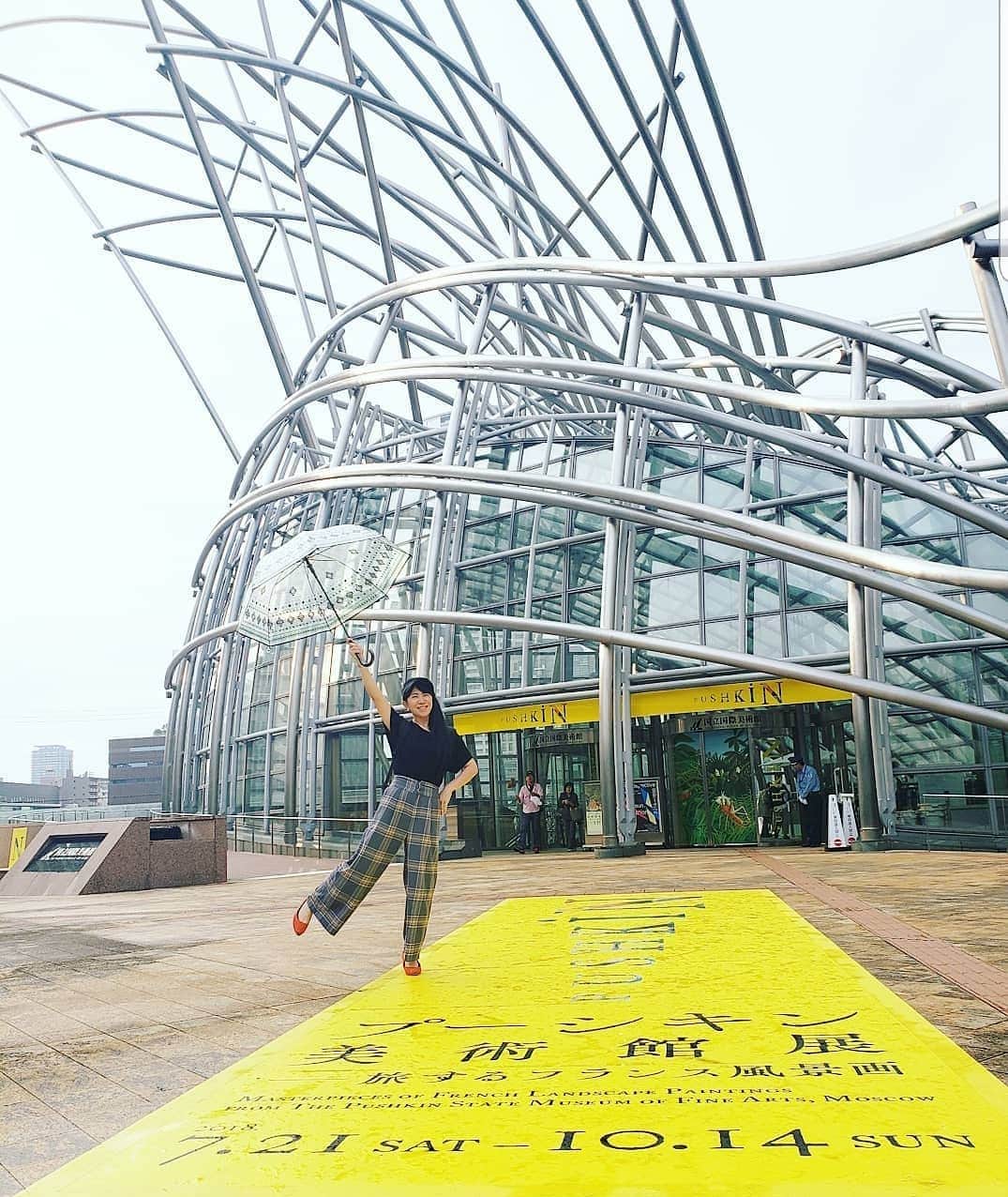 服部ひで子のインスタグラム：「🎨国立国際美術館🎨 『プーシキン美術館展～旅するフランス風景画』  めちゃくちゃ 久しぶりの美術館‼️ 風景画展だったので、 とても観やすかったです✨  風景画を通じて、何百年も前なのに、その時代背景や画家の思い、その場の風とか匂いとかも感じられそうな気がしました😌‼ そして、知識は全くないけど、 『へー！』『ほー！』『ふーん！』『すごーい！』『なるほど！』『何これ？』『わからん！笑』とか、 自分なりの感覚や価値観で何かを感じてたら、難しい事は抜きにして、それだけで楽しめるものだな…と😌✨ たまには、芸術な時間も 乙ですなー( =＾ω＾)！！good⤴️ 次狙うは、ルーブル美術館展です😄‼‼‼ #国立国際美術館 #ルーブル美術館展 #旅するフランス風景画 #モネ #草上の昼食」