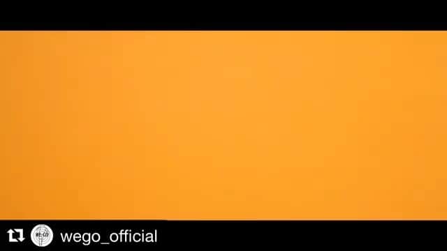のインスタグラム：「#Repost @wego_official with @get_repost ・・・ -MICHIKO LONDON KOSHINO x SmileyWorld- 「MICHIKO LONDON KOSHINO」と「SMILEY World」がスペシャルコラボレーション。 90年代のロンドンのクラブシーンを彷彿させるグラフィックを踏襲したコレクションを発表。 日本では10月13日(土)～WEGO限定発売。 #michikolondonkoshino #smileyworld #wego #streetstyle #tokyostreetstyle #collaboration ＃コラボ #限定コラボ #発売中」