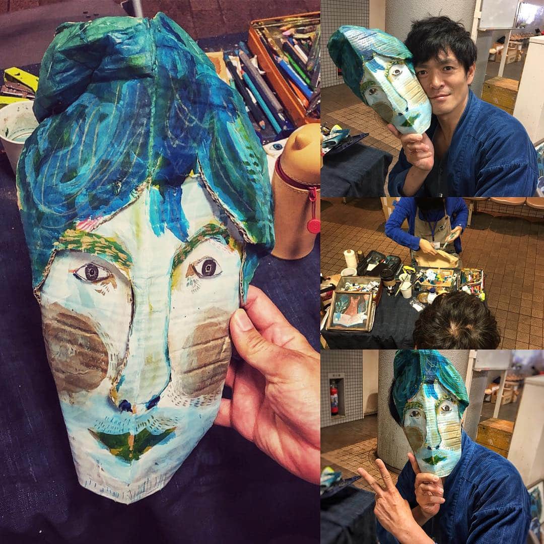 井俣太良のインスタグラム：「もみじ市にやって来て、 ダンボール使って僕の似顔絵を描いて貰いました！✨ 顔の印象や造形を、 感覚で瞬時に捉えて、すごいスピードで製作が進んでいきます。 直感が勝負なところと、対象の印象を丁寧に見極めて、自分の世界観に落とし込んでいくのを、間近で見られたのは刺激的で勉強になって良かった！  製作時間は約15分。  すごい！タレ目のとことか、ほりの深さ、眉毛、ちょっとくせっ毛でまとまりにくい前髪（笑）ちょっと剃り残しの髭とか。。 いや〜お見事でした。大切にします✨ ありがとうございます！！ #もみじ市 #白水麻耶子」