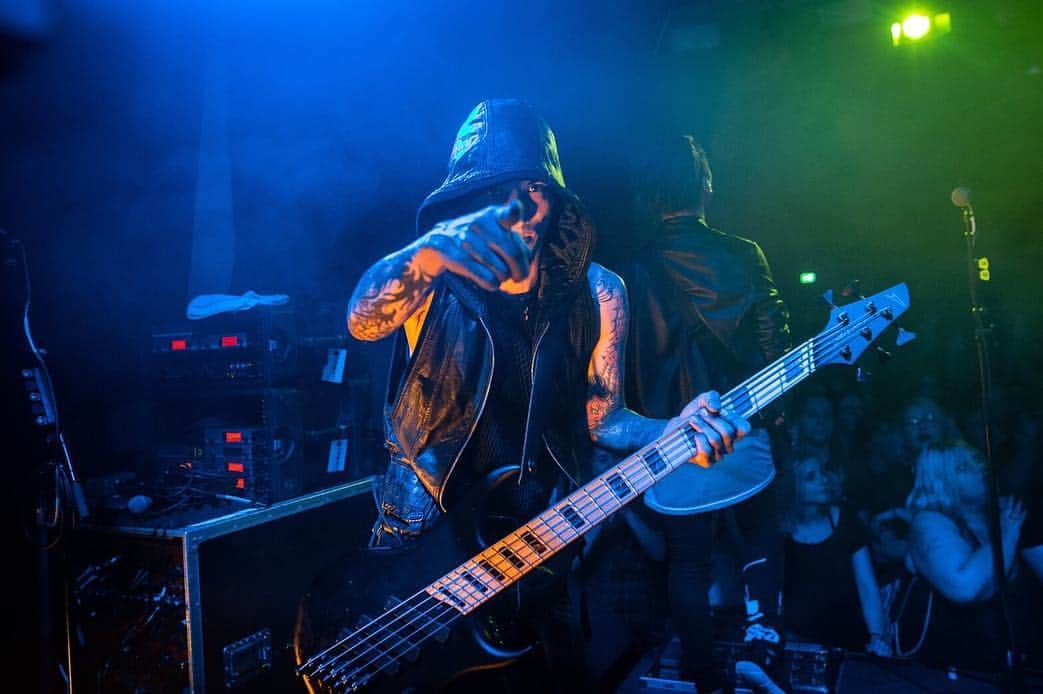 清水亮さんのインスタグラム写真 - (清水亮Instagram)「CROWN THE EMPIRE UK&EURO TOUR Day21 Cologne🇩🇪 You guys were awesome!! We'll try to be back soon for headline tour. We love Cologne. Big thanks🙏  Photos by @dajoeberlei」10月14日 17時08分 - coldrain_rxyxo_bass