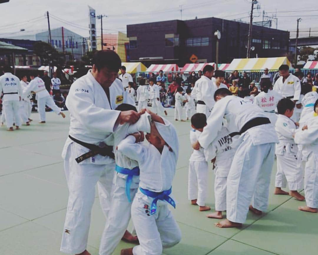 海老沼匡さんのインスタグラム写真 - (海老沼匡Instagram)「今日はお祭りのイベントでパーク24（株）による青空柔道教室をおこないました。 #柔道教室 #浦安鉄鋼団地 #お祭り #参加された方ありがとうございました #オリンピックチャンピオンの力は偉大 #吉田秀彦監督 #パーク24株式会社」10月14日 18時00分 - masashi_ebinuma