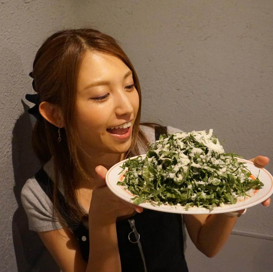 市原彩花さんのインスタグラム写真 - (市原彩花Instagram)「野菜をたーーーっくさん😆🥦🍅🌽 . 東銀座の @stand.by.farm でヘルシー女子会😋 野菜たくさんなのに、それぞれ美味しく調理してくれてるから、食べ応え充分！ チキンも美味しくてテンション上がった💓 お店もオシャレでリーズナブル😙 飲み放題メニューにもある、生ジンジャーモスコミュールに女子全員がトリコ😍🍸 #女子会#銀座グルメ#東銀座グルメ#standbyfarm#ケールサラダ#グルメレースクイーン#大食いレースクイーン」10月14日 18時36分 - ayaka_ichihara