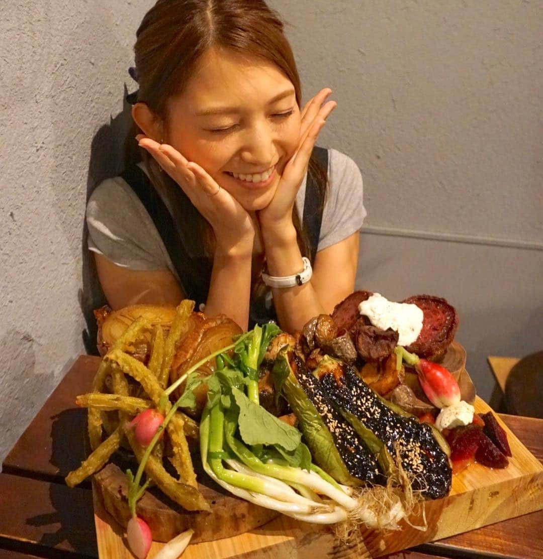 市原彩花さんのインスタグラム写真 - (市原彩花Instagram)「野菜をたーーーっくさん😆🥦🍅🌽 . 東銀座の @stand.by.farm でヘルシー女子会😋 野菜たくさんなのに、それぞれ美味しく調理してくれてるから、食べ応え充分！ チキンも美味しくてテンション上がった💓 お店もオシャレでリーズナブル😙 飲み放題メニューにもある、生ジンジャーモスコミュールに女子全員がトリコ😍🍸 #女子会#銀座グルメ#東銀座グルメ#standbyfarm#ケールサラダ#グルメレースクイーン#大食いレースクイーン」10月14日 18時36分 - ayaka_ichihara