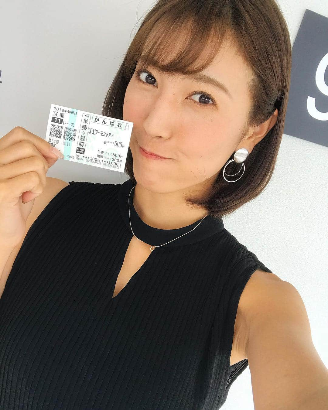 小澤陽子さんのインスタグラム写真 - (小澤陽子Instagram)「at work☻ . 『馬券の結果なんて、どうでもいいっ‼️』 そう思わせてくれたレースでした😭😭 . . 史上５頭目の、〝牝馬三冠〟達成👑👑👑✨. . ３歳の女の子のかっこいい姿に、一緒に涙した、安田美沙子さんと😢💓. . #平成最後 の #秋華賞 #ジェンティルドンナ 以来 #三冠馬 誕生 #どの馬にもそれぞれの想いが詰まっていたはず #鳥肌立った感動のレース #三冠達成に立ち会えた幸せ #アパパネ 以来 #国枝厩舎がまた三冠馬輩出✨ #ロードカナロア産駒 #アーモンドアイ #ルメール 騎手 #TripleCrown  at work☻ じゃなくて in private❁ にしたいくらい！！ #感動をARIGATO☻ #👑👑👑」10月14日 18時52分 - yoko.ozawa729