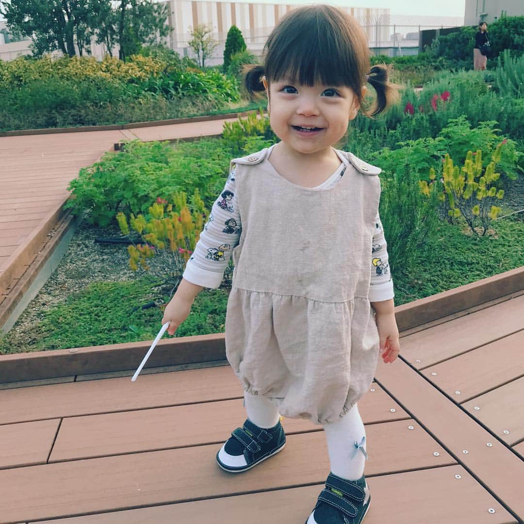 山本朋子のインスタグラム：「最近歩きたがってベビーカー乗せるのがたいへん🤷‍♀️ #ベビーファッション #女の子ベビー #女の子ママ #petitpechechildren #1歳3ヵ月」