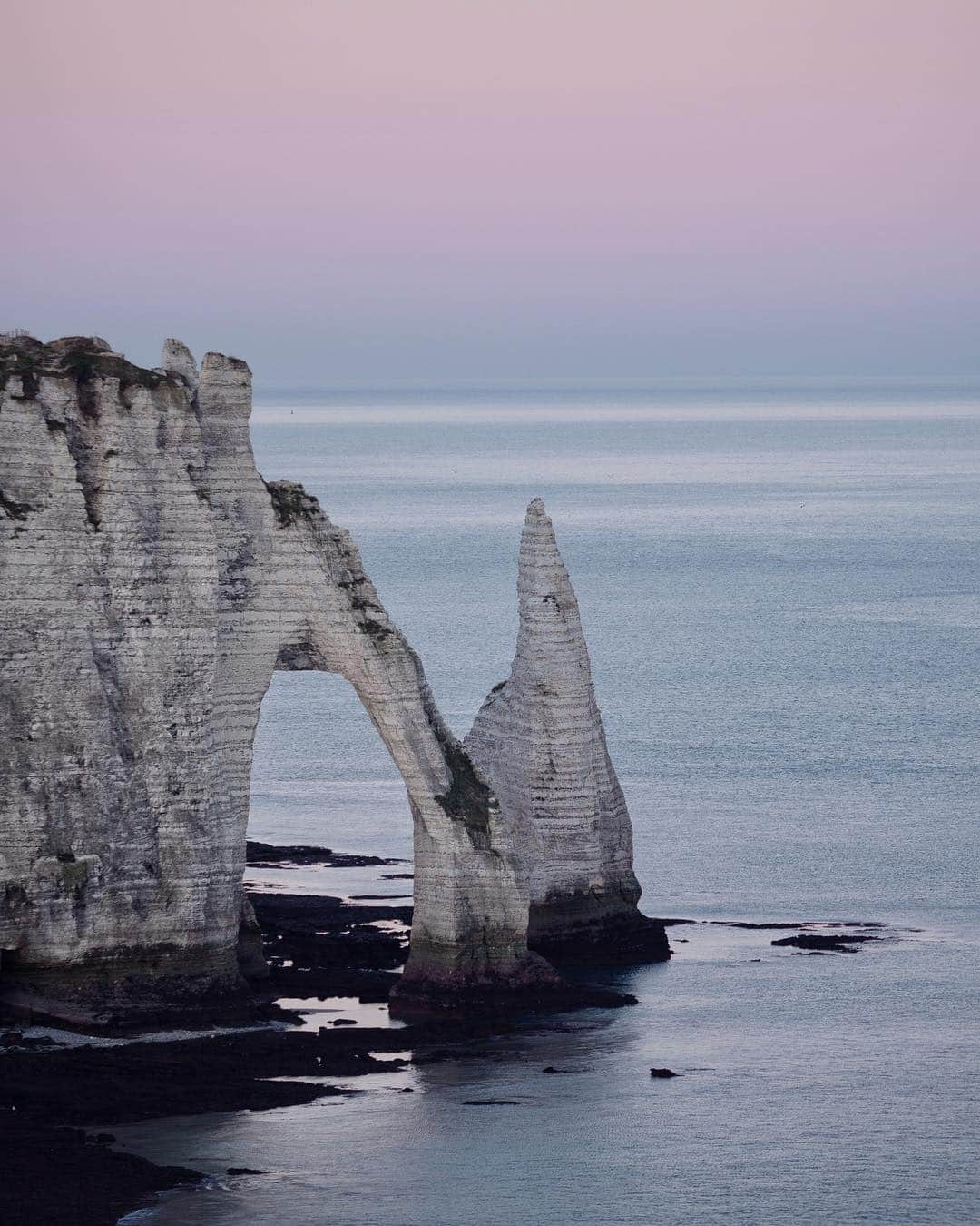 adamのインスタグラム：「just got back from an amazing trip to see the north France coast. I was trying out the new Olympus E-M10 mark III camera by @olympusuk and it didn’t disappoint! Was up at 5am to capture the beautiful sunrise at the Étretat cliffs in Normandy. More pics and stories from the campaign to follow. #olympus #omd #omdrevolution #neverstopthejourney」