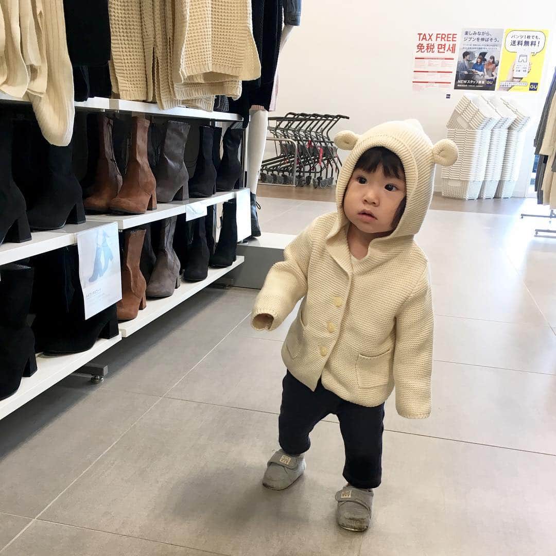 宮坂桃子のインスタグラム：「歩けるようになると一緒にお買い物してて楽しい🦋 #でもすぐどっか行く #ゆっくりはさせてくれない #鏡で今日のファッションチェック」