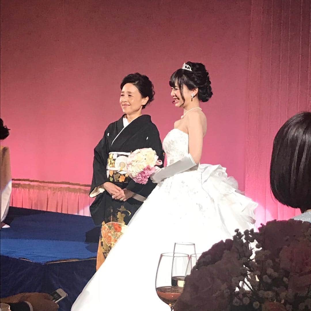 西澤由夏さんのインスタグラム写真 - (西澤由夏Instagram)「大親友・温奈の結婚式💍💕 ドレス姿が可愛くて可愛くて、いつも可愛いけどいつも以上に可愛かったぁぁ😍 幸せそうな温奈を見て、私まで幸せな気持ちになった♡ 温奈、本当におめでとう✨✨ 2018.10.13 #大親友 #結婚式」10月14日 20時02分 - yknszw