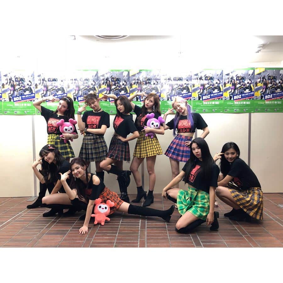 TWICE JAPANさんのインスタグラム写真 - (TWICE JAPANInstagram)「‪TWICE 1st ARENA TOUR 2018 “BDZ”@神戸3日目！真夏のような熱気に包まれた神戸での3日間、本当にありがとうございました！ツアー最終地東京も盛り上がっていきますのでついて来てください♪‬ ‪#TWICE #BDZ‬」10月14日 20時05分 - jypetwice_japan