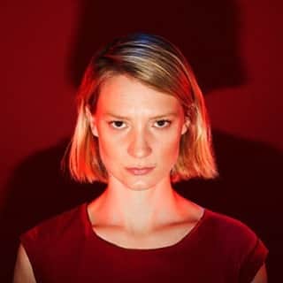 ミア・ワシコウスカのインスタグラム：「Happy birthday to our favorite, Mia Wasikowksa! #miawasikowska」