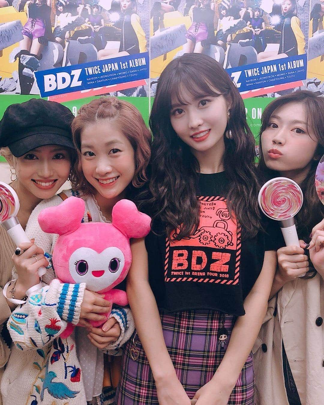 モモさんのインスタグラム写真 - (モモInstagram)「♡ [Update] #모모 - 181014 TWICE BDZ Arena Tour in Kobe Day 3 aw she’s with her dance team ☺️ #트와이스 #모모 #平井もも #もも #TWICE © owner」10月14日 20時40分 - momojype