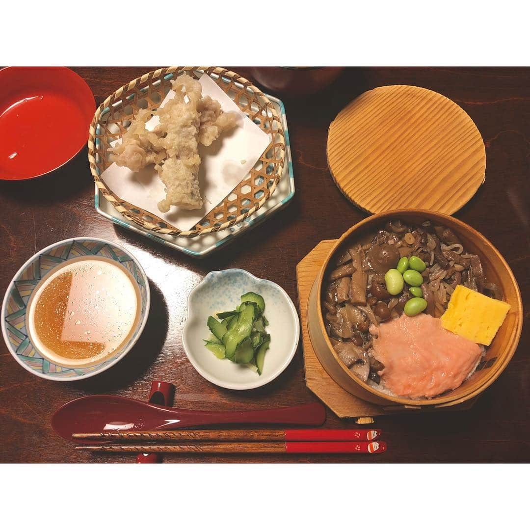 武田華奈さんのインスタグラム写真 - (武田華奈Instagram)「. 福島グルメ🍴 貝柱で出汁をとった郷土料理のこづゆ。武士料理だったそうですが、いまでもお正月やお祝い事で必ず食べられているそうです☺︎ 二人ともとても気に入って三食たべていました🍴 . 大内宿名物のねぎそばは一本のねぎでそばをお箸代わりに使って食べるというもの、難しくてすぐに諦めました。 しかも間違えて青いほうから食べてしまい激辛🔥！3日間口の中がねぎでした。 上手に食べられなかったねぎそばはほろ苦デビューになりました。 . #福島 #会津若松 #大内宿 #こづゆ #ねぎそば」10月14日 20時58分 - kana_takeda.19