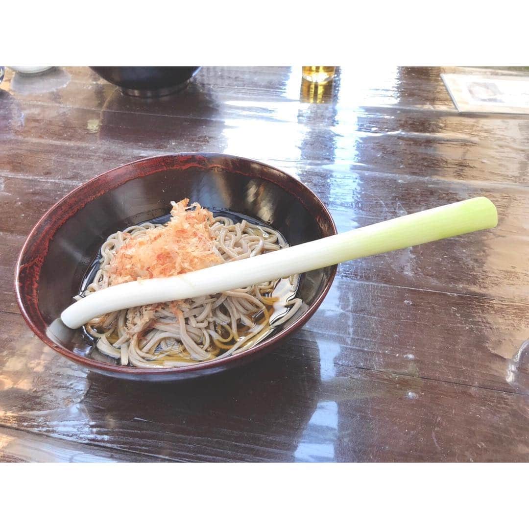 武田華奈さんのインスタグラム写真 - (武田華奈Instagram)「. 福島グルメ🍴 貝柱で出汁をとった郷土料理のこづゆ。武士料理だったそうですが、いまでもお正月やお祝い事で必ず食べられているそうです☺︎ 二人ともとても気に入って三食たべていました🍴 . 大内宿名物のねぎそばは一本のねぎでそばをお箸代わりに使って食べるというもの、難しくてすぐに諦めました。 しかも間違えて青いほうから食べてしまい激辛🔥！3日間口の中がねぎでした。 上手に食べられなかったねぎそばはほろ苦デビューになりました。 . #福島 #会津若松 #大内宿 #こづゆ #ねぎそば」10月14日 20時58分 - kana_takeda.19