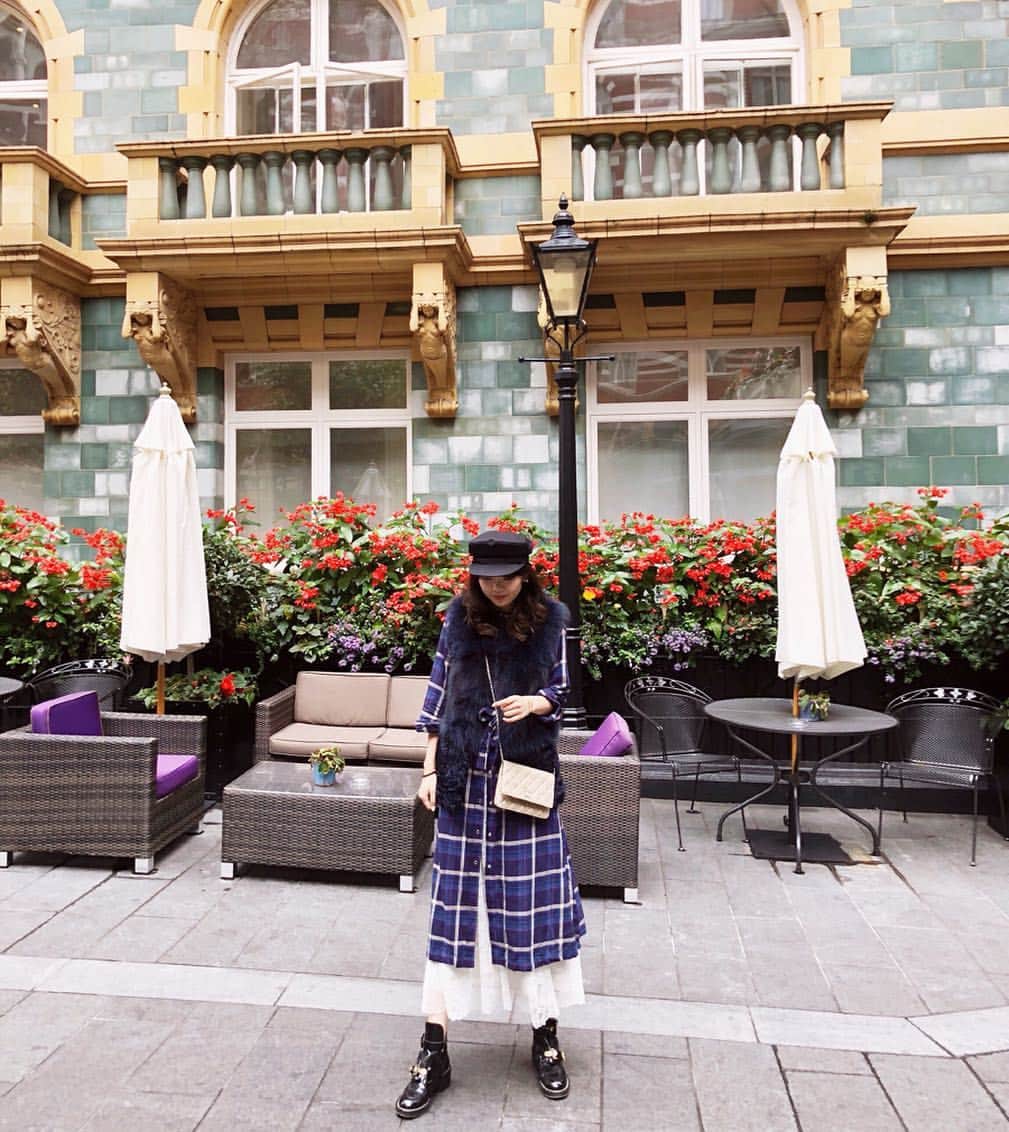 辻莉紗子のインスタグラム：「..🖤💙🖤💙🖤 #outfitoftheday #london #ootd #instafashion #lookbook Dress/skirt..#unitedarrows  Fur gilet..韓国で。 Boots..#balenciaga」