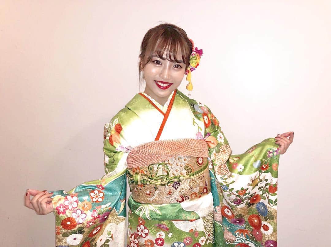 大野真昂のインスタグラム：「☺︎ ・ 新鮮な緑色の振袖💚 ・ 今日でミスのすべてのイベントが終わりました😭💧 あと3週間なんて早すぎる。 最後まで頑張ります💕 ・ ラストスパート！！投票よろしくお願いします✨ ・ #立教大学 #ミスコン #ミス立教 #振袖 #ファッションショー #きものサローネ」