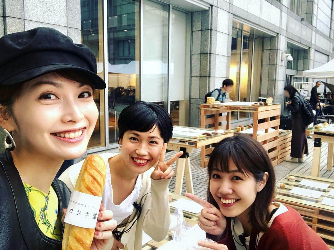 佐藤めぐみさんのインスタグラム写真 - (佐藤めぐみInstagram)「青山パン祭り運営の 塚本さよこさんと西小路舞姫さん💕 今回お話する機会があり、パン熱を語り合いました🍞🍞🍞とても温かく活気のあるパン祭り。全てはこの方たちの努力と熱意の賜物❗️次回も楽しみです😍#青山パン祭り#パン部#みんなパン部だ❣️#後ろのディスプレイもかわいい❗️#ふふふ」10月14日 21時14分 - meguuuuusuke