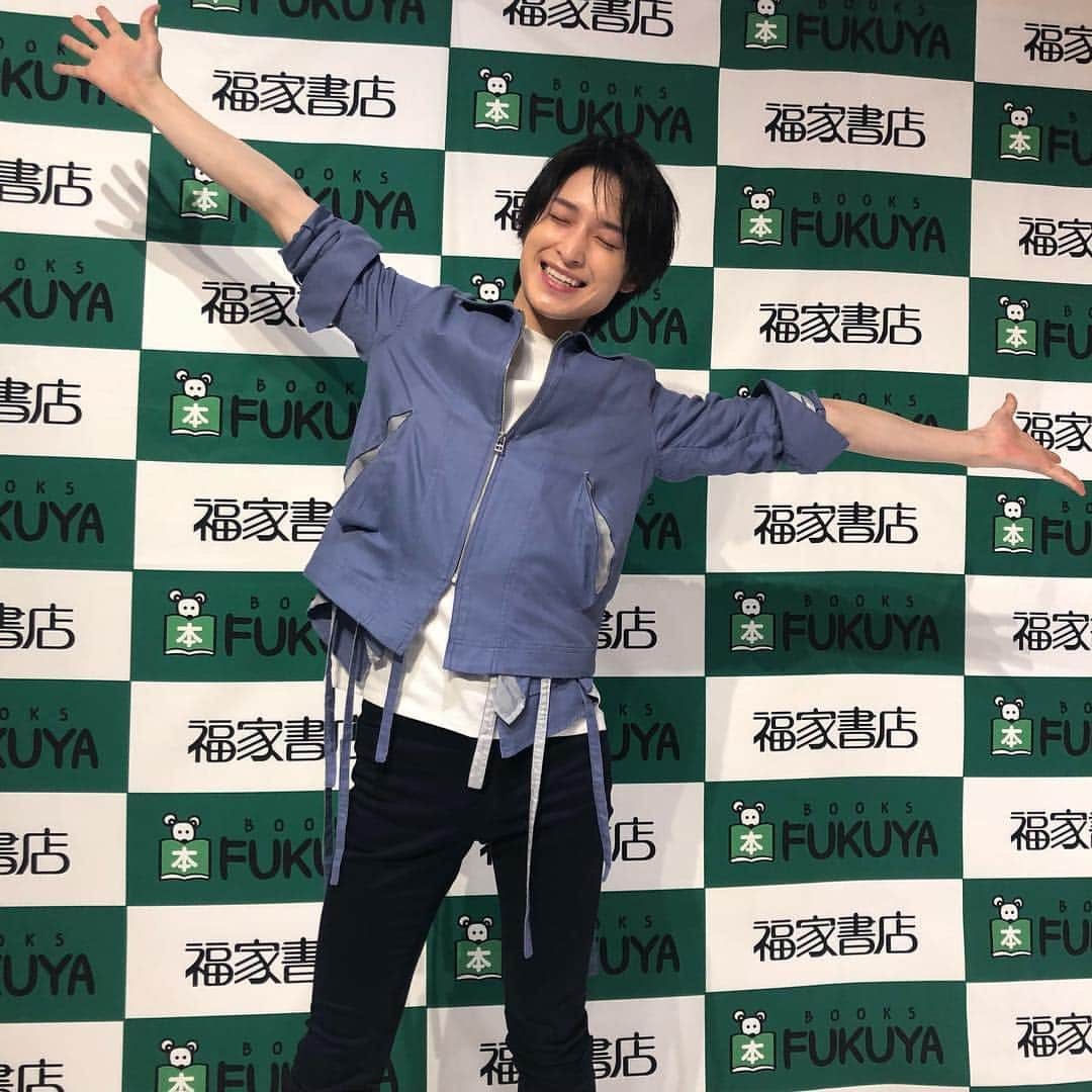 阪本奨悟さんのインスタグラム写真 - (阪本奨悟Instagram)「* 発売記念イベントに お越しくださった皆さま、 ありがとうございました！  想いを届けきった編集長、 とても幸せそうです。 * 「ただいま。」、 ぜひゆっくり、じっくりご覧下さい。  #阪本奨悟 #shogosakamoto #阪本奨悟写真集ただいま」10月14日 21時14分 - shogo_sakamoto_official