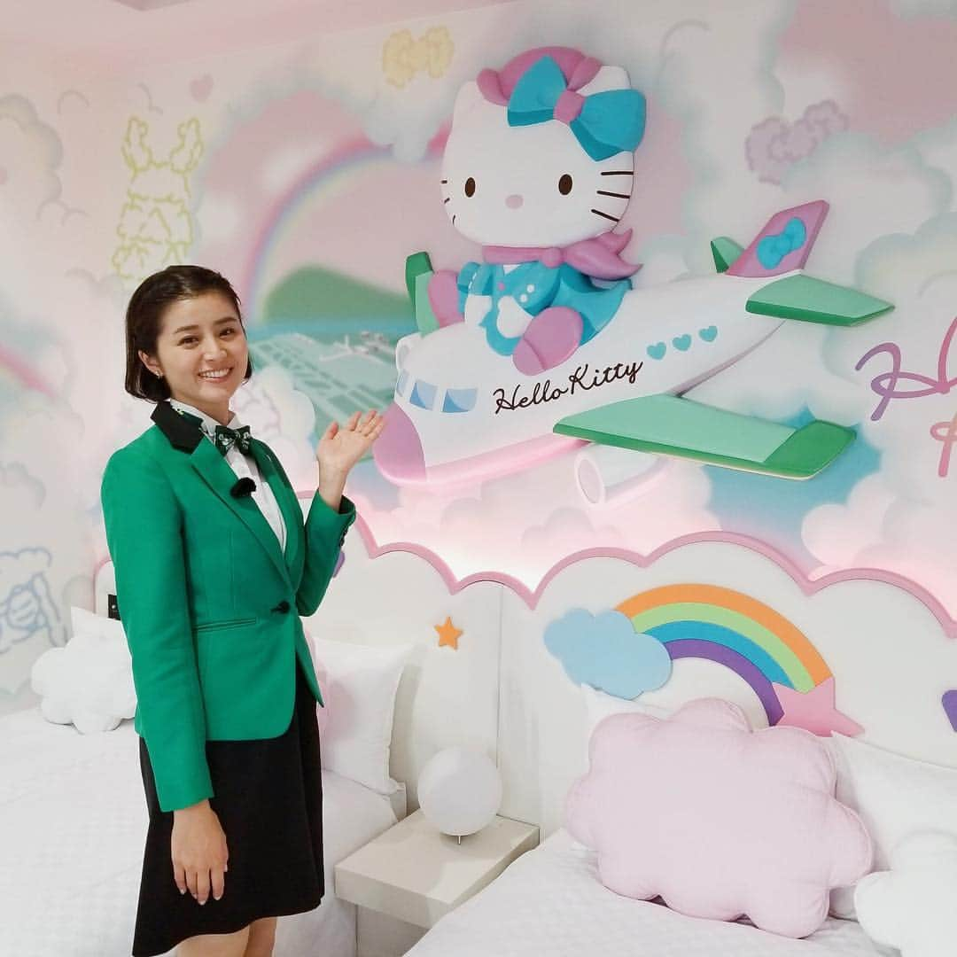 鈴木ちなみさんのインスタグラム写真 - (鈴木ちなみInstagram)「How cute this room is!🐱💓 I got on an Air Asia’s plane✈️ #東海テレビ #スタイルプラス @styleplus_thk  #セントレア #エアアジア #hellokitty #hotelroom #壁紙に #名古屋城 #手羽先 #テレビ塔」10月14日 22時02分 - chinami_suzuki0926