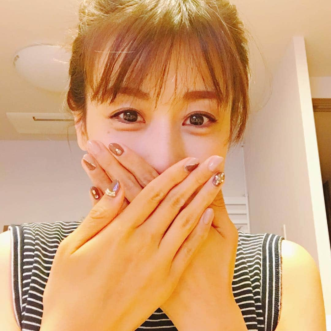 加藤綾子さんのインスタグラム写真 - (加藤綾子Instagram)「* ネイル変えてみました💅✨ いつも自分でやっています🙌💕 普段は簡単にベージュ一色なのですが気分転換にちょっと頑張ってみました🙋‍♀️ * #セルフネイル #ジェルネイル #利き手の方はやり辛い #細かい作業 #結構好きです #飾りはネイルシールです #自撮り #タイマー使ってみました」10月14日 22時59分 - ayako_kato.official