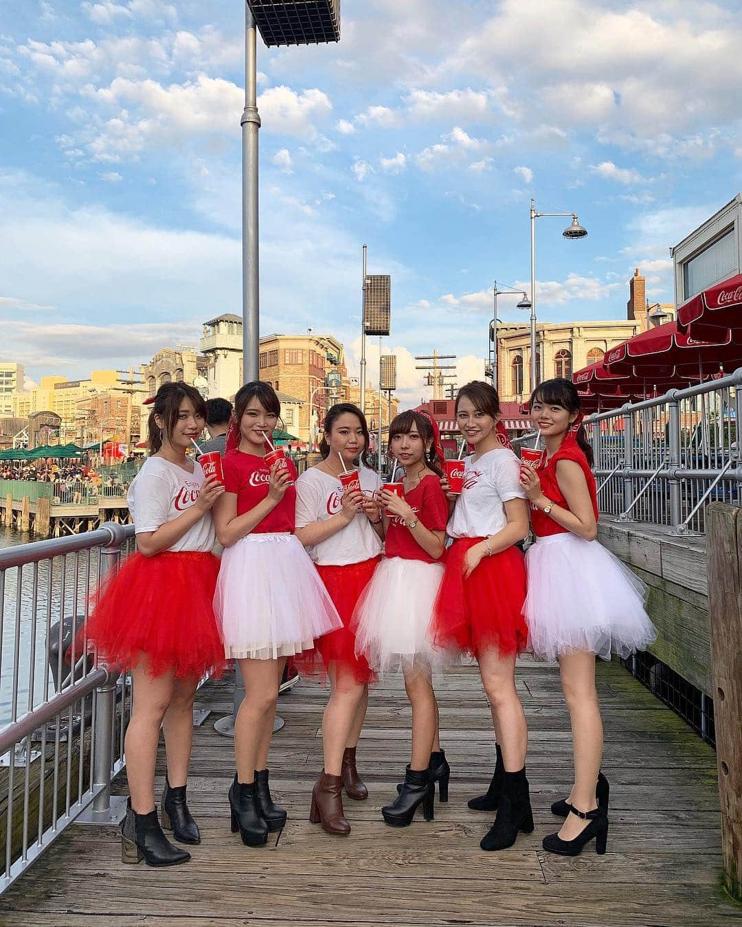 左近鈴乃さんのインスタグラム写真 - (左近鈴乃Instagram)「. Coca-Cola girls❤️❤️❤️ 1回生の時から毎年ハロウィンやってて もう気づけば5年目か。 コーラ自転車全力でやって、一汗かいて 気持ちよくなるみんながスキです❤︎ . #mcm #武庫女 #cocacola #usj #halloween」10月14日 22時18分 - suzuno_sakon