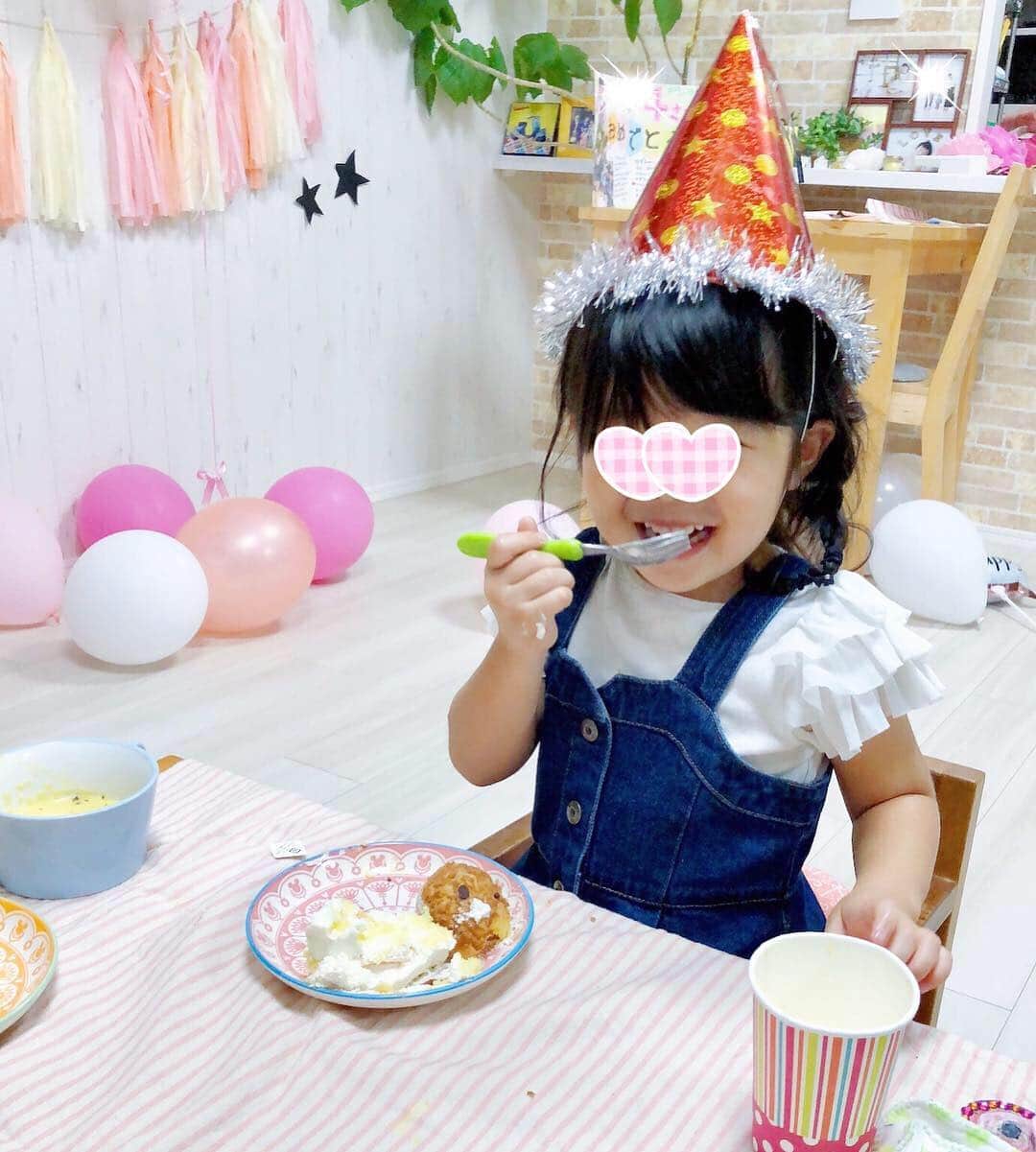 三倉佳奈さんのインスタグラム写真 - (三倉佳奈Instagram)「娘4歳になりました！ お祝いのメッセージ等ありがとうございます☺︎嬉しいです✨ 初めて会えた日から4年経ったんだなと、とても感慨深い気持ちです🌱 . 今日は娘のやりたいことを詰め込んだ日。 公園で遊んで、リクエストの料理を作って茉奈も来てくれてケーキを食べて…特別なようで日常の過ごし方でした。  小さな幸せを大切に、これからも伸び伸び素直に成長してくれますように🌸  #娘4歳 #birthday #飾り付け喜んでくれました☺︎」10月14日 22時35分 - kana_mikura0223