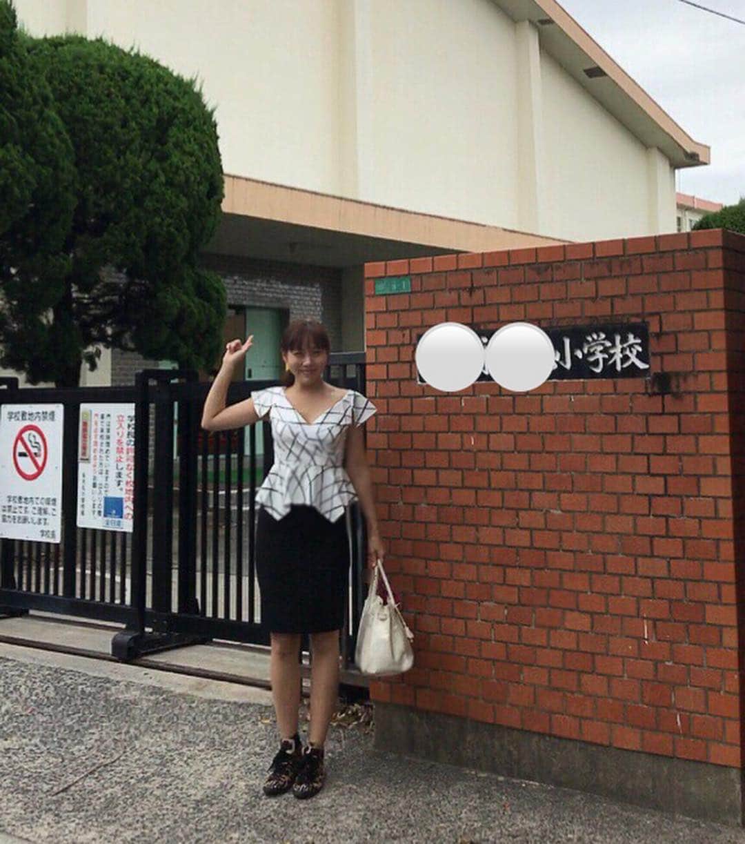 本田裕子さんのインスタグラム写真 - (本田裕子Instagram)「今回の帰省では、生まれ育った町にも行きました。（わたしの育った実家は高台の不便な場所だったので両親が老後の生活のため、約7年前に一軒家を売り、そこから車で約20分くらいのところのマンションを購入して引っ越したから） . 実家は新しい人が🏡建て替えて住んでいて、お庭にはバスケットのリングがあったから、多分お子さんが🏀してるのだと思う☺️ . で、母校の小学校にも（╹◡╹） （まだ足首の捻挫が完治していないので、スニーカーなり👟(´∀｀)💧） . 懐かしい〜〜！！✨ . わたしも小学生の頃は後ろの体育館でバスケ漬けでした⛹🏻‍♀️ . で、ふと見たら小学校の目の前にあったパン屋さんがまだあって👀入ってみたら、おじちゃんとおばちゃんがパンを焼いていました（╹◡╹） . わ〜〜⤴︎👏😭💕 . わたしは、ここのパン屋さんのパンが大好きで🥐 それこそバスケの合間にいつも買いに行っていました。 . 飲み物とパンを買って、おばちゃんに、 「あの〜。。分からないと思うんですけど、わたし、小学校の頃よく こちらでパンを買っていて、つい懐かしくて 嬉しくて・・」と話しかけたら、「え！？お名前は？」と言われ、「本田と申します」って答えたら、「あー◯◯町（生まれ育った元実家）の？」って、なんと覚えてて下さったのです！✨ . 更には、「あれ、東京じゃないの？」って、わたしの情報まで知っていて😮、 「面影ある〜〜！」って言われ、「こうして顔出してくれて嬉しいわ〜♡」って、とても喜んでくれました。 . わたしの方こそ、こちらのパンで育ったようなところもあるから、嬉しくて嬉しくて♡ . 昔の御礼を伝え、なんとも嬉しい再会でした🙏( ◠‿◠ ) . . 今回の帰省で久しぶりに親との時間を過ごし（語り）感じたのは、やはり伝えたい想いは伝えられるうちに伝えておくこと。  そして、親に限らず、すべての出会いには別れがある訳でして…。 . そういえば、昔よく宮古島に行ってたのですけど、宮古島でお店をしていた知り合いに、宮古島に行く度に、本当よくしていただいていて、いつも美味しいマンゴーやもずく、わたしの大好物の島らっきょうを東京に送って下さっていて、数年前に久しぶりに宮古島に行こうと思って連絡をしたら、亡くなっていたことを知りました。 （今は天国でも豪快に飲んで笑って、あのあたたかいお人柄で楽しくやっていらっしゃると思うけれど） . ご縁のあった全ての人には、なかなか難しいけれど、やはり、まず身近な大切にしたい人を大切にできるうちに大切にする♡を大事にしたいと思いましたです。 . そういう意味でも、今回の帰省は母とたくさん語れて、まりんを会わせることが出来て、嬉しかったです😊 . &地元の梅の花や、海の幸からの〜ラーメンはしごも大満足でした👏（＾∇＾） . …… #生まれ育った町 #母校の小学校 #懐かしい #手作りパン #バスケット #福岡 #北九州 #嬉しい再会 #御礼 #伝えたい想い #出会い #別れ #ご縁 #美 #宮古島 #豪快 #あたたかい人柄  #天国 #大切な人を大切に #梅の花 #長浜ラーメン #屋台 #はしご #本田裕子」10月14日 22時48分 - rinrin_yuko