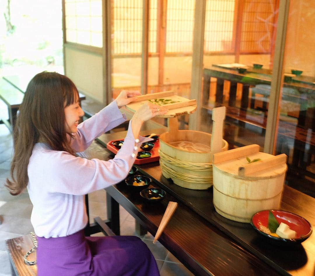 西川瑞希（みずきてぃ）さんのインスタグラム写真 - (西川瑞希（みずきてぃ）Instagram)「新勝寺でみんなと一緒に頂いた『新勝寺うどん』！食べ方のお作法も教えてもらいながら、お寺の修行僧が食べている同じ形式で頂きました☺︎おうどんはすごく太くてコシがあって、最後には余った出し汁にご飯をいれておじやにして食べたのですが本当に優しくて美味しい味❗️緑にも囲まれ癒され空間でした🌿 . もう少しすると紅葉で辺り一面真っ赤になるそうで🍁11月半ばあたりがおすすめみたい✨また紅葉も見にこれたらいいな〜！ . #新勝寺 #新勝寺うどん #広島 #福山 #備後リトリート #女子旅」10月14日 22時44分 - mizuki_nishikawa_