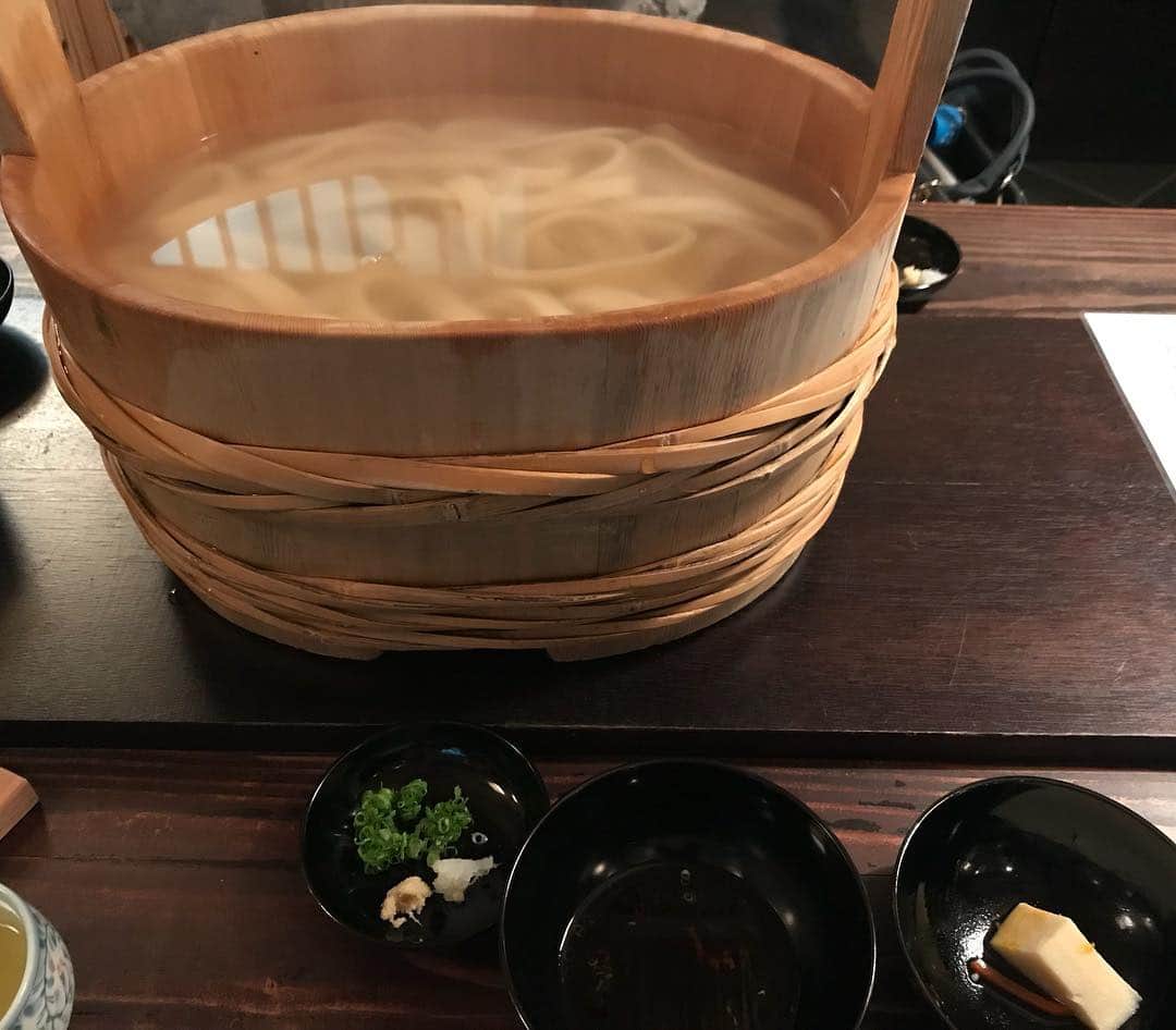 西川瑞希（みずきてぃ）さんのインスタグラム写真 - (西川瑞希（みずきてぃ）Instagram)「新勝寺でみんなと一緒に頂いた『新勝寺うどん』！食べ方のお作法も教えてもらいながら、お寺の修行僧が食べている同じ形式で頂きました☺︎おうどんはすごく太くてコシがあって、最後には余った出し汁にご飯をいれておじやにして食べたのですが本当に優しくて美味しい味❗️緑にも囲まれ癒され空間でした🌿 . もう少しすると紅葉で辺り一面真っ赤になるそうで🍁11月半ばあたりがおすすめみたい✨また紅葉も見にこれたらいいな〜！ . #新勝寺 #新勝寺うどん #広島 #福山 #備後リトリート #女子旅」10月14日 22時44分 - mizuki_nishikawa_