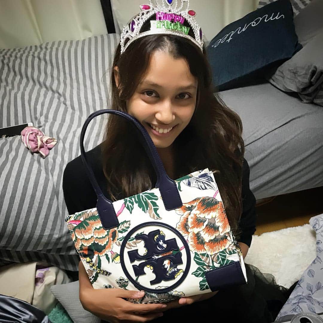 のインスタグラム：「仲良しのモデルの加治まや @mayakaji の誕生日お祝いをしたよ😄みんなでトリーバーチ @toryburch のバッグをあげました！ "とりーばっち？ん？？" モデルなのに知らなかった！（笑） そんなまやちんのことがみんな大好きだぜ😘素敵な30代になりますように✨おめでとう㊗️ #mensfashionreport #mensfashion  #mensstyle #mensfitness #fitness #gym #exircise #singersongwriter #musician #singer #mensmodel #menswear #mensapparel #mensclothing #model #筋トレ #筋肉 #physique #mensfitness #歌手 #シンガー #オシャレさんと繋がりたい #fashion #styles #mariahcarey #whistlevoice #人間じゃない #배우 #扎心了 #멋스타그램 #加治まや」