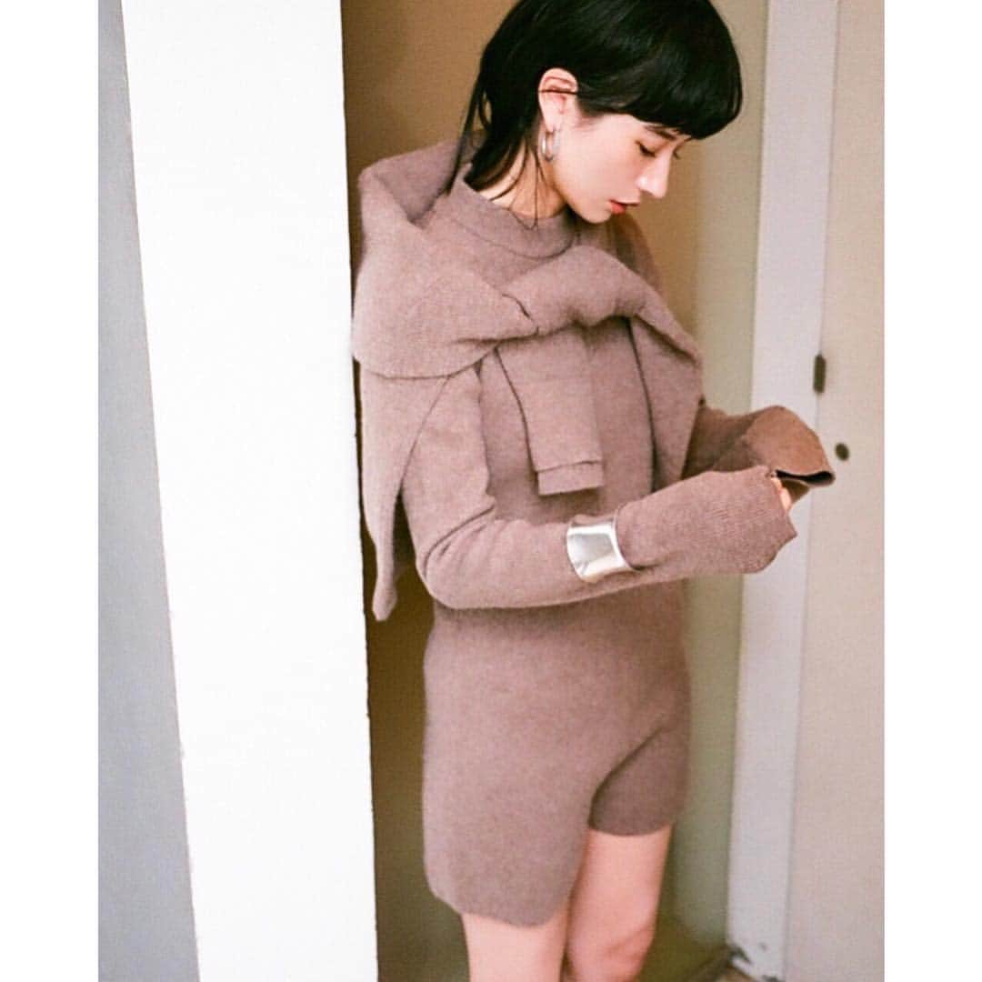 松本恵奈さんのインスタグラム写真 - (松本恵奈Instagram)「全身ニットのコーディネート。このオールインワンはサンプルの時から絶対買うと決めていたやつ❤️私服で着る時はタイツにブーツかな👌🏻 #clane #全身ニットマン」10月15日 0時40分 - ena1123
