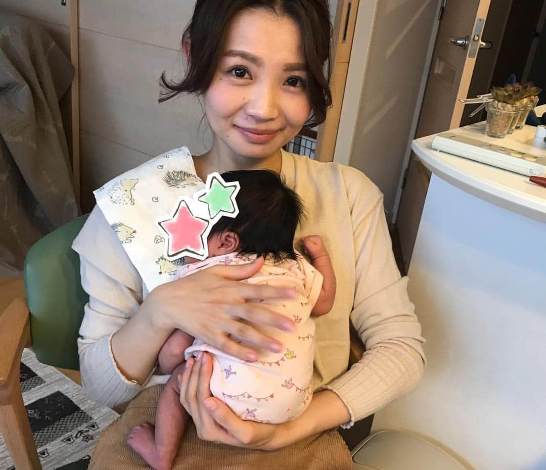 クロさんのインスタグラム写真 - (クロInstagram)「チャーリーのbabyに会いに行ってきた👶🏼🌼 我が家と一ヶ月違いの女の子♩ たったの一ヶ月でも体格の差は歴然！さっそく娘はパイセン風吹かせてパンチをお見舞いしてました（笑） 女の子同士これから仲良く成長していってほしいな♡ 詳しくはブログにも書きました✍🏽. . #チャーリーがなぜかうちの子抱っこ #ミスった #せっかくの集合写真なのに #子供の成長 #サイズ感の違い #同い年baby #生後66日 #生後66日目 #1m5d #smilingiscontagious #cute #lovely #baby  #20180809 #0809 #love #女の子ママ #ママリ#ベビフル #コドモノ #mamagirl #赤ちゃんのいる生活 #親バカ部 #楽天ROOM #ちびクロdiary #ちぎりパン予備軍」10月15日 10時20分 - kuro_risa