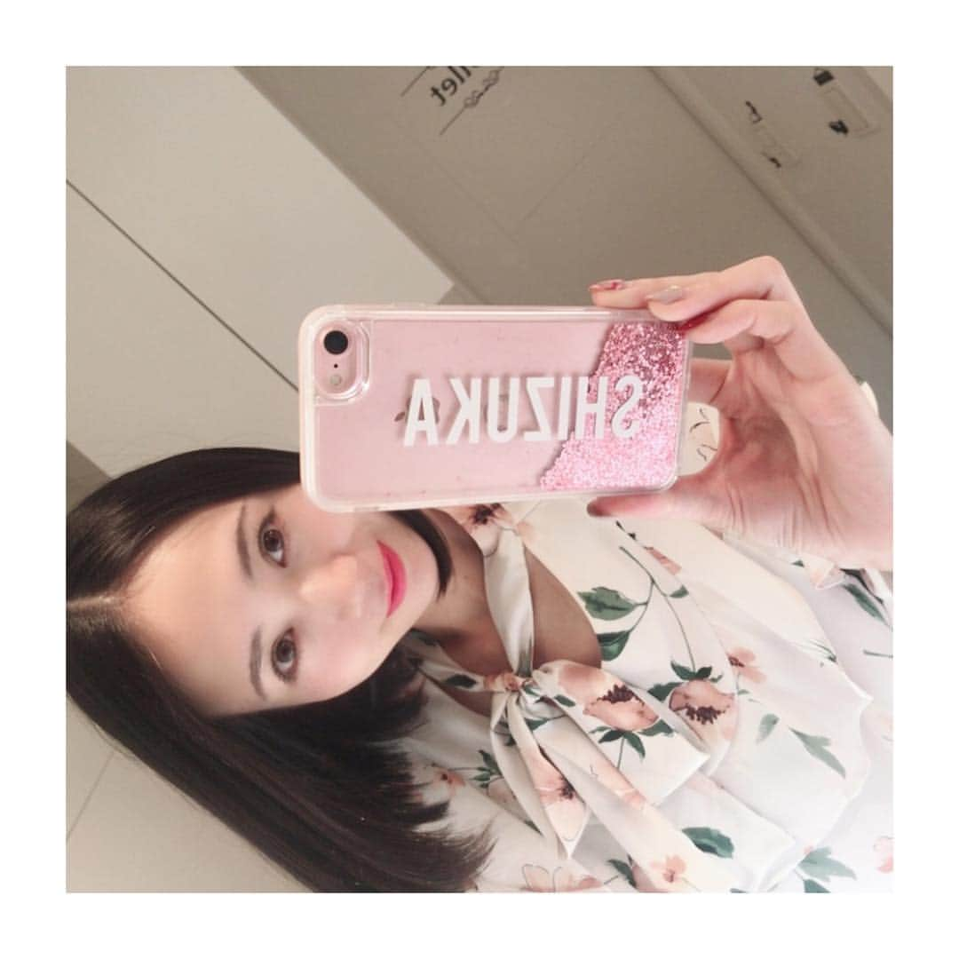 緑川静香さんのインスタグラム写真 - (緑川静香Instagram)「New iPhone case❤️ @casetify_jp @casetify さんの✨  キラキラ可愛い😍  #casetify #iphoneケース #glitter #pink  #可愛くてずっと見ちゃう #入れる文字は #名前じゃなくて好きな文でもいいんだよ #迷ったけどやっぱ名前にした #名前って #ママからもらった一番最初のプレゼントだもんね #ケースが可愛いと携帯持つのも楽しい 笑」10月15日 10時51分 - midorikawa_shizuka