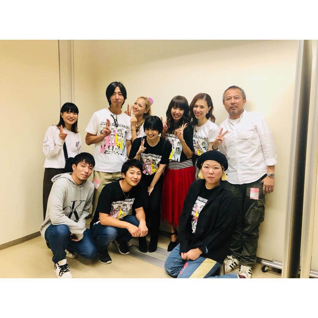 Minaさんのインスタグラム写真 - (MinaInstagram)「「MAX LIVE CONTACT 2018〜HIT THE SPOT〜」無事に終了しましたぁ😊 MAX全員が40代になり初めてのLIVE🎤  にも関わらず セトリは MAXの原点である Euro beat中心のアゲアゲ⤴︎メニューの２回公演。 果たして… と不安ばっかり だったけど… 今回も沢山の愛情に支えられ乗り越える事が出来ましたぁ😊 映像の製作を引き受けてくれた、buzzのユウセイくん。 友情出演してくれた キャン×キャン ユッキー 本当に素敵なMAXのイラストを描いて頂いた イラストレーターの松田りおんさん。 実は今まで、一度もトレーナーさんを付けた事な無かったんだけど 今回は全員40代 何が起こるかわからない。笑笑  という事で  トワエモアの三宅さんが入ってくれました😊 MAXのLIVEには欠かせないLIVEスタッフチーム。 MAXのワガママをいつも どうにか出来ないかと 試行錯誤してくれて本当にありがとうございます。 そして、 やっぱりMAXを応援してくれる皆んなの声が何と言っても 一番の原動力です😊 まだまだ 歌って🎤踊らなきゃ💃 私たちやるっきゃない♥️ @lionmatsuda.happyillustrator  @iiisayusay  @toietmoi_nakameguro  #max #nana #lina #mina #reina #live #Eurobeat #全員40代 #あたし達やるっきゃない」10月15日 11時18分 - mina_1977