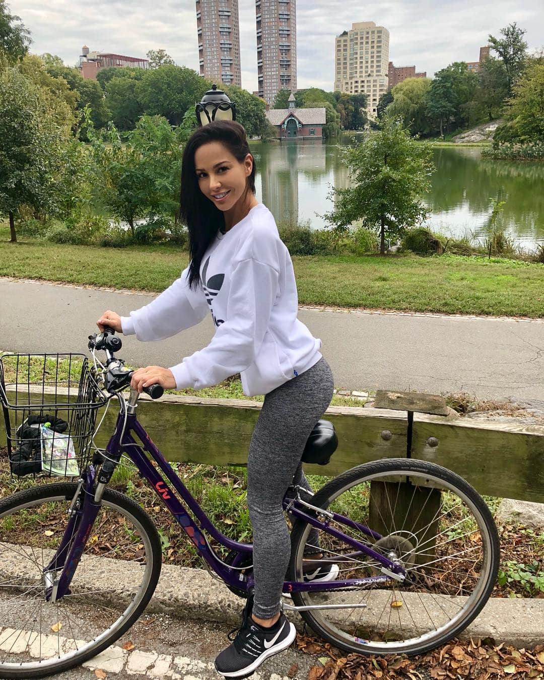 Melissa Risoさんのインスタグラム写真 - (Melissa RisoInstagram)「I woke up in #NEWYORK early this morning and rented out a bike in #CentralPark I loved it! Great workout and sight seeing. ☺️🚲」10月15日 3時49分 - melissariso