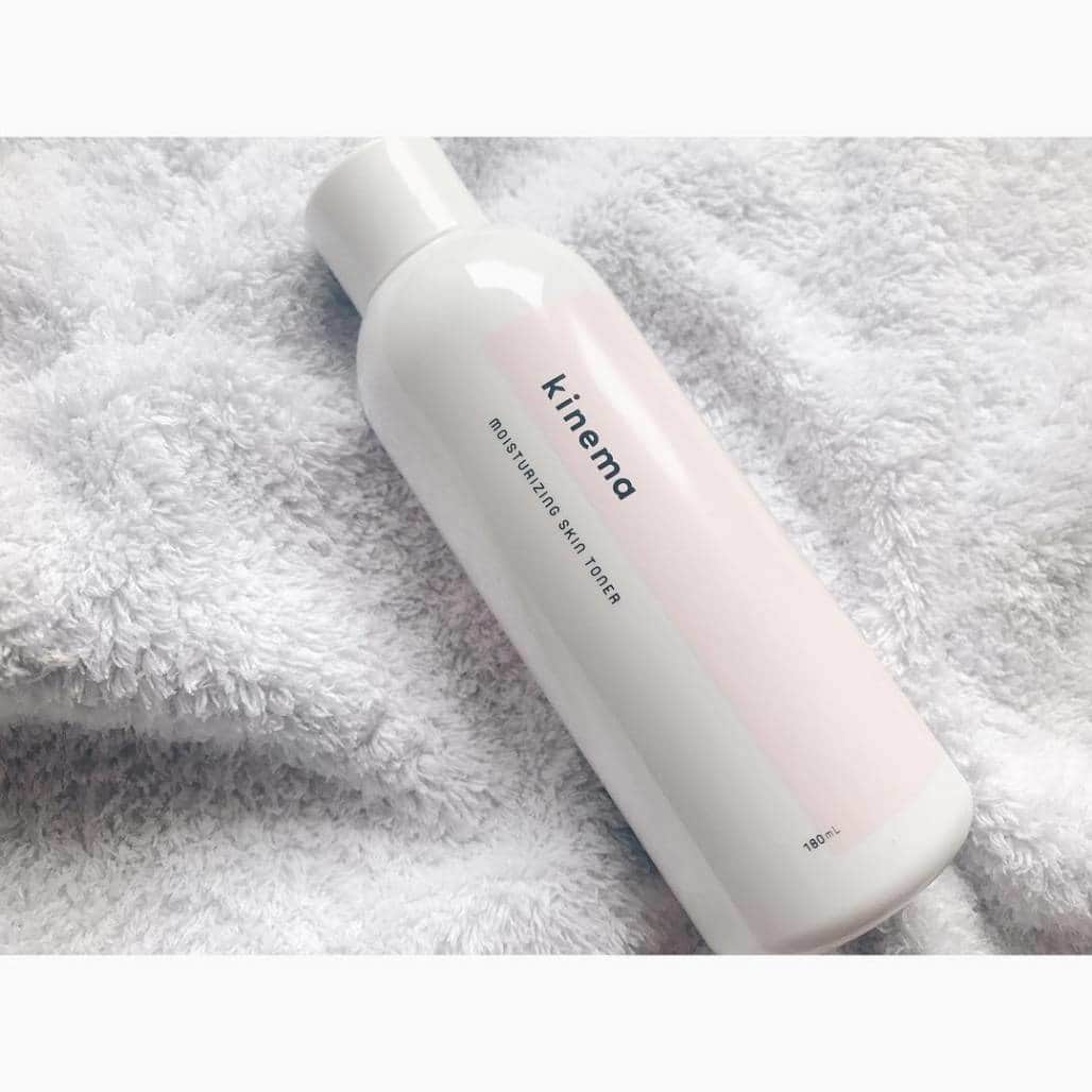 skincare in progress A daily does of Tokyoのインスタグラム：「\\ #みんなのスキンケア で、みんなの色んなキネマの使い方が見れます // . kinemaを使ってくれた、@moni.ne さんのコメント👇🏻 ------ ・ ・ @kinema.tokyo 様の 拭き取り化粧水 をお試しさせて頂きました♥♥ ・ 9月に発売されたばかりだそうです!! pinkとwhiteの可愛いボトルにキュン➹♥ ・ 【 kinema キネマ 】を使ってみた感想！ ➠ハーブやミント🌿のようなスッキリとした香り アルコールフリーも嬉しい点✨ 洗顔ではあまり目に見て実感できない汚れ落ちも しっかりわかる！香りで爽快感もあって、 肌が柔らかくなった印象でした♥ 後につけるスキンケアアイテムの浸透力が 格段にあがった💕モチっと具合が変わる！ 私は朝メインで使ってスッキリしてます👌 刺激も感じることはありませんでした♬ ・ @kinema.tokyo 様ありがとうございます♥ ・ ------ アルコールフリーなので、お肌にとっても優しいのが1番の売りです💪💪 . 毎日のスキンケアが、少し楽しくなりそうな商品です💆✨ . 素敵な投稿をしてくださった @moni.ne さん🙏🏻💓 . ありがとうございました👍 ------------ 💁 @kinema.tokyo は、敏感肌でも使える優しい拭き取り化粧水 👉 #みんなのスキンケア でみんなのkinemaの使い方が見れるよ 🏷現在予約販売のみ受付中です。」