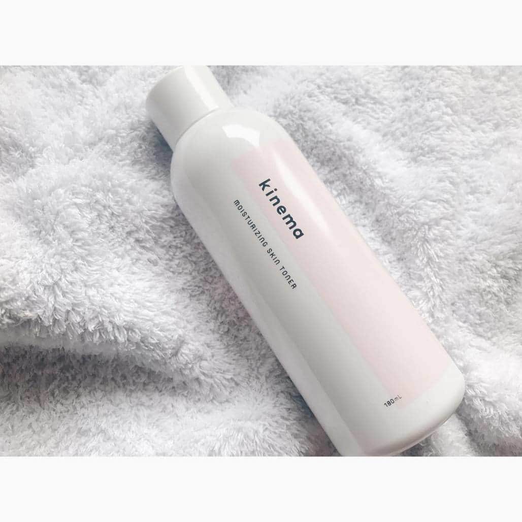 skincare in progress A daily does of Tokyoのインスタグラム：「\\ #みんなのスキンケア で、みんなの色んなキネマの使い方が見れます // . kinemaを使ってくれた、@moni.ne さんのコメント👇🏻 ------ ・ ・ @kinema.tokyo 様の 拭き取り化粧水 をお試しさせて頂きました♥♥ ・ 9月に発売されたばかりだそうです!! pinkとwhiteの可愛いボトルにキュン➹♥ ・ 【 kinema キネマ 】を使ってみた感想！ ➠ハーブやミント🌿のようなスッキリとした香り アルコールフリーも嬉しい点✨ 洗顔ではあまり目に見て実感できない汚れ落ちも しっかりわかる！香りで爽快感もあって、 肌が柔らかくなった印象でした♥ 後につけるスキンケアアイテムの浸透力が 格段にあがった💕モチっと具合が変わる！ 私は朝メインで使ってスッキリしてます👌 刺激も感じることはありませんでした♬ ・ @kinema.tokyo 様ありがとうございます♥ ・ ------ アルコールフリーなので、お肌にとっても優しいのが1番の売りです💪💪 . 毎日のスキンケアが、少し楽しくなりそうな商品です💆✨ . 素敵な投稿をしてくださった @moni.ne さん🙏🏻💓 . ありがとうございました👍 ------------ 💁 @kinema.tokyo は、敏感肌でも使える優しい拭き取り化粧水 👉 #みんなのスキンケア でみんなのkinemaの使い方が見れるよ 🏷現在予約販売のみ受付中です。」