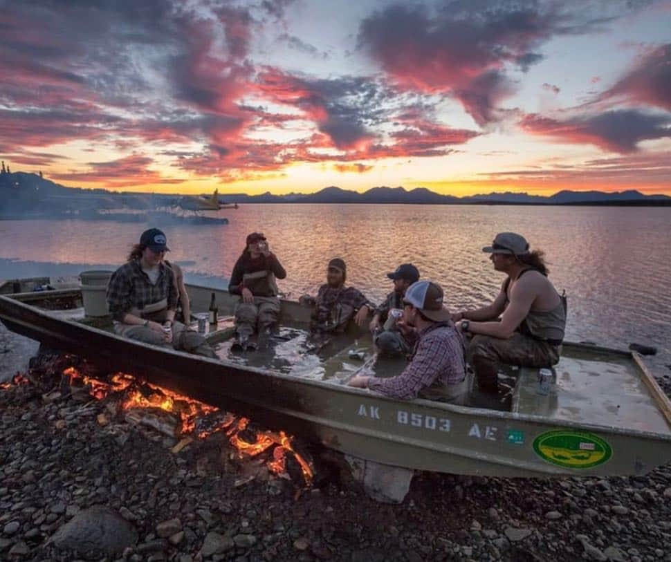 Hook Sinker Apparelのインスタグラム：「Tag someone who would have this hot tub setup! 🌊🛶🔥 📷: @yeti  HOOKSINKER.SHOP . . . . #hooksinkerapparel #hooksinker #gopro #fishing #rippinlips #tightlines #catchandrelease #bassfishing #fishingclothing #fishingapparel #whatgetsyououtdoors #lakelife #saltlife #onthewater #lunkers #lunkerville #fishingdaily #bass #funnyfishing #fishinglife #fish #fishlife #anglerapproved #linebreakers #hat #snapback #labourdaysale #boating #boat」