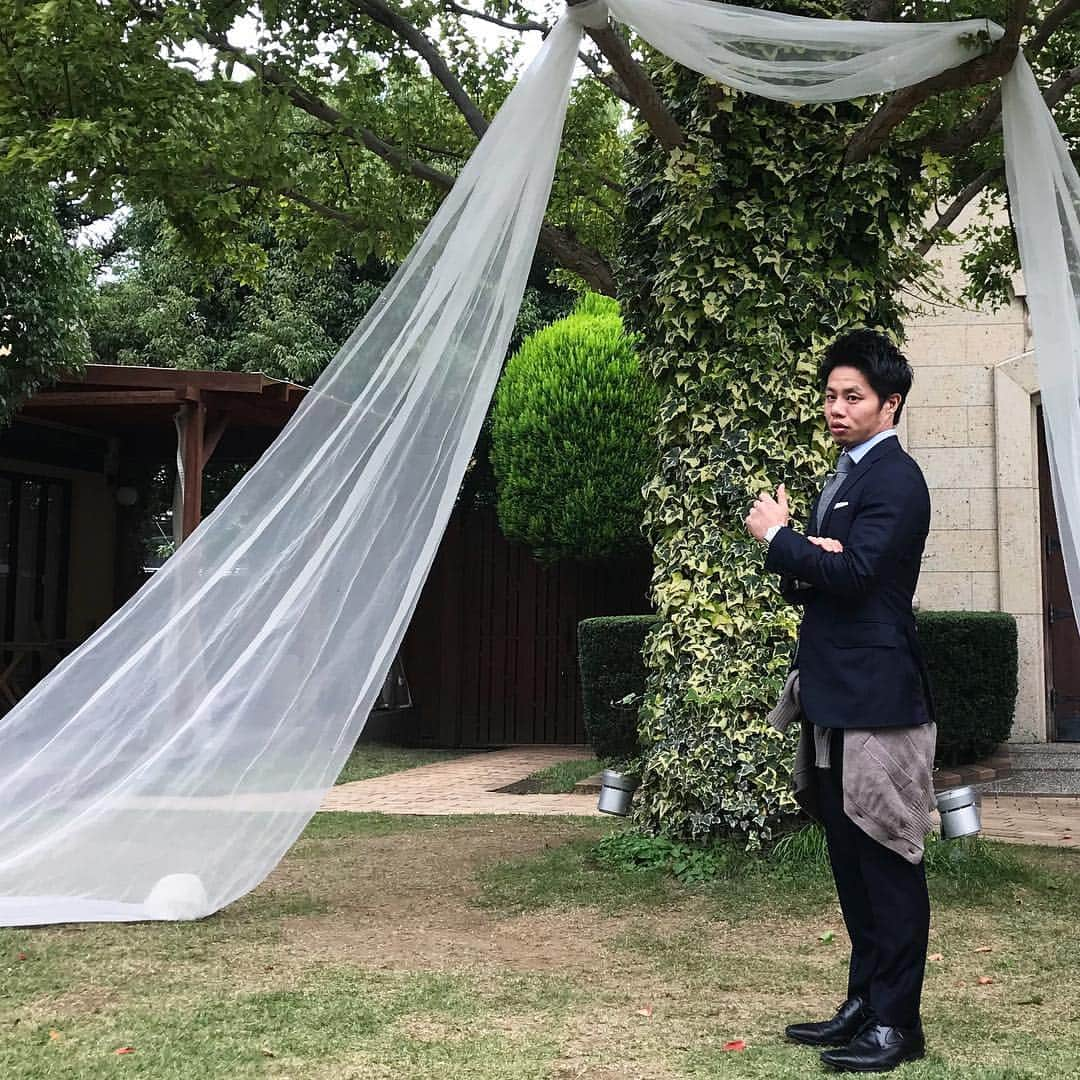 yuichi1003のインスタグラム：「. 自身もとうとう三十路を迎え、 妹の結婚式に参列してきました。 . なので久しぶりにスーツです！ 最近プライベートではカジュアルか、ジムウェアなんで新鮮！ . 理想は007のジェームスボンドやジェイソンステイサム😹w スーツスタイルはジェントルマン 脱げばビーストです(笑)🤣 . 今回はガーデンパーティーだったのでスーツは紳士の絶対のネイビー、でもタイとニットはグレー系で優しさをプラスしました！ . では！ . #beams × #lolopiana  #zara #zanone #ap #audemarspiguet  理想は一人で #gentleman & #beast  #ザサリィガーデン」