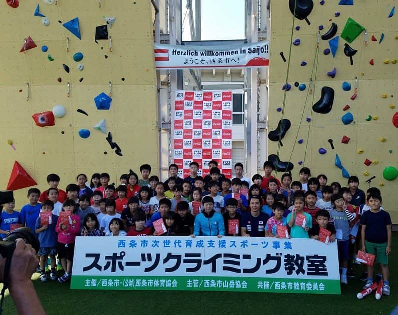 白石阿島さんのインスタグラム写真 - (白石阿島Instagram)「I flew out to Saijo this weekend as a @cocacola_japan guest for the opening of the speed wall at the Saijo City Climbing Park. They now have all three disciplines you can climb on! As one of the guest coaches for the event, along with @shimihiro_ I had the pleasure of coaching some of the kids in Saijo. Climbing and talking with these kids was so moving and motivational. Watching a kiddo fight hard and get the next hold was very impressive to see. As a side note, my dad was born in the same prefecture so we had the chance to see our extended family members after six years.🏠 We also made a visit to the field of Ashima (阿島)which is where my dad was born. With the Ehime #太鼓祭り coming up, the people in Ashima showed me the #太鼓台 of the village🥁⛩ I felt very much honored to be supported by the people from the place i was named after ☺️ I have a rare name so it was unusual and cool to see signs of the 阿島 village. :) ありがとう西条！ありがとう阿島！」10月15日 20時23分 - ashimashiraishi