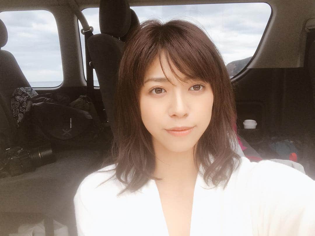 わちみなみのインスタグラム：「奄美大島🦈⭐️﻿ ﻿ 大自然に囲まれて☀️﻿ ﻿ イルカとかウミガメが﻿ ふつうに海にいるらしいのだけど﻿ 見つけられず😭﻿ 会いたかったなあ😋💗﻿ ﻿ 私が大好きな滝や岩もたくさん見られて、﻿ 幸せでした🍁自然最高🌟﻿ ﻿ 途中ヒルがいたのには﻿ ちょっとビビってしまいましたが、、！﻿ 超久しぶりに見かけたなあ💡﻿ ﻿ #わちみなみ﻿ #わちロケ﻿ #奄美大島﻿ #撮影」