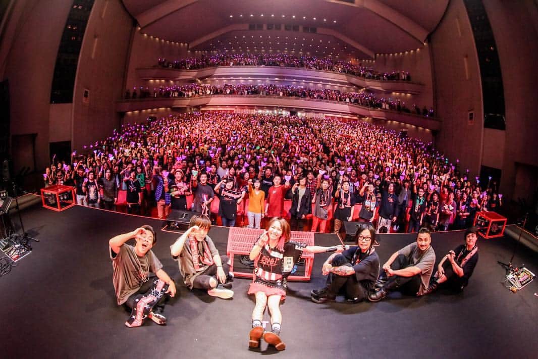 LiSAさんのインスタグラム写真 - (LiSAInstagram)「LiVE is Smile Always〜ASiA TOUR 2018〜［core］@福岡サンパレス ありがとうございましたぁーーっ！果てしなく最高でしたぁぁーーっ！\( ¨̮ )/次は岡山☻ ‪「赤い罠(who loves it?)/ADAMAS」‬12月12日発売です\( ¨̮ )/ photo by @vizkage  #LiSA #core #ADAMAS #福岡」10月15日 11時58分 - xlisa_olivex