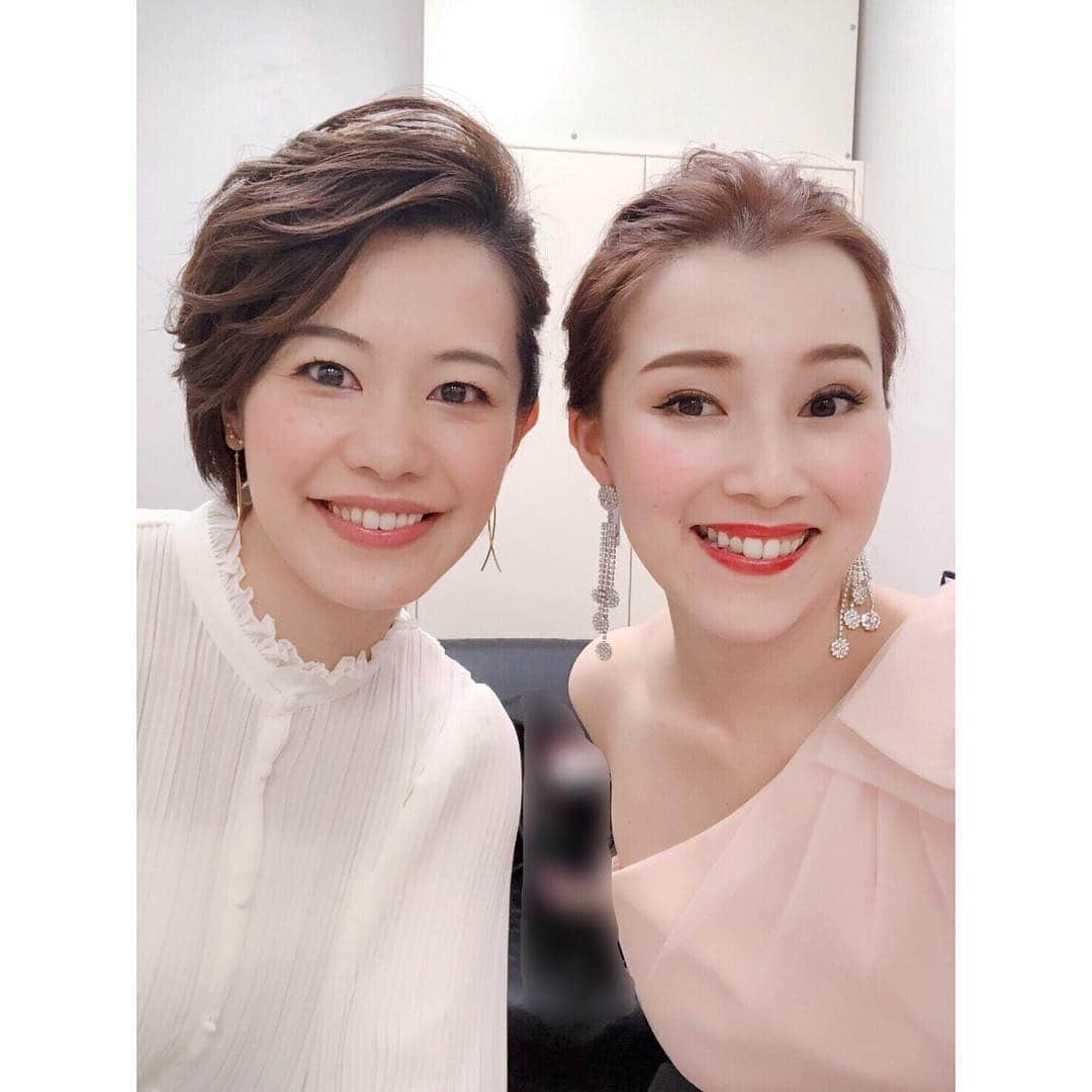 宇月颯さんのインスタグラム写真 - (宇月颯Instagram)「.﻿ .﻿ 彩星りおん 15th anniversary live﻿ ～next chapter～﻿ 無事に終わりました🌹✨﻿ ﻿ 来てくださった皆様、遠くから見守っていて下さった皆様、本当にありがとうございました(*ᴗˬᴗ)⁾⁾⁾﻿ ﻿ 私は夜公演ゲストとして参加させて頂き、﻿ デュエット2曲、｢私が踊る時｣と｢For Good｣﻿ ソロ2曲、｢僕こそミュージック｣と｢美女と野獣｣を歌わせて頂きました！！﻿ このりなのライブにゲストとして参加させてもらえた事、心から良かったと思っています💖💖💖﻿ ﻿ 彼女は私より先に宝塚を退団して、結婚して、ニューヨークに行き、帰国後出産…沢山の事を経験したりなの舞台姿はとても輝いていて、強く、逞しく、美しかったです🙏✨﻿ 宝塚に入る前から縁のある大切な同期である彼女の久しぶりのステージにゲスト出演という形で関われた事は、私にとっても記念になり、とてもいい思い出になりました✨✨✨﻿ りなの幸せそうな姿を近くで見れて嬉しかったな〜💕本当に楽しかった💕﻿ ﻿ りなのファンの皆様も温かく迎えて下さり、ありがとうございました！！﻿ そして！！演奏の宮崎誠さん！！素敵な演奏をありがとうございました✨﻿ そしてそして、同期と月組で一緒だった下級生達も来てくれてありがとう✨﻿ ﻿ 本当に素敵な時間をありがとうございました·͜·♡﻿ ﻿ りな〜❤️﻿ 本当にありがとう❤️﻿ 改めて、おめでとー❤️﻿ 大好きだよ〜❤️❤️❤️﻿ ﻿ ﻿ #りな#彩星りおん#ありがとういっぱい﻿ #演奏#宮崎誠 さん﻿ #bluemood﻿ #夜公演#ゲスト出演﻿ #宇月颯#とし」10月15日 13時04分 - hayate_uzuki_official