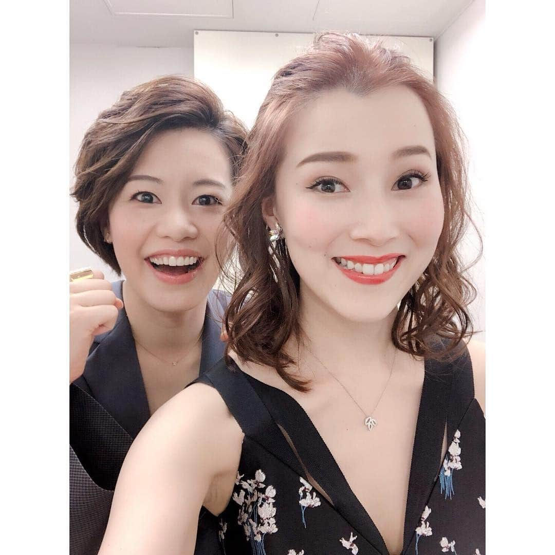 宇月颯さんのインスタグラム写真 - (宇月颯Instagram)「.﻿ .﻿ 彩星りおん 15th anniversary live﻿ ～next chapter～﻿ 無事に終わりました🌹✨﻿ ﻿ 来てくださった皆様、遠くから見守っていて下さった皆様、本当にありがとうございました(*ᴗˬᴗ)⁾⁾⁾﻿ ﻿ 私は夜公演ゲストとして参加させて頂き、﻿ デュエット2曲、｢私が踊る時｣と｢For Good｣﻿ ソロ2曲、｢僕こそミュージック｣と｢美女と野獣｣を歌わせて頂きました！！﻿ このりなのライブにゲストとして参加させてもらえた事、心から良かったと思っています💖💖💖﻿ ﻿ 彼女は私より先に宝塚を退団して、結婚して、ニューヨークに行き、帰国後出産…沢山の事を経験したりなの舞台姿はとても輝いていて、強く、逞しく、美しかったです🙏✨﻿ 宝塚に入る前から縁のある大切な同期である彼女の久しぶりのステージにゲスト出演という形で関われた事は、私にとっても記念になり、とてもいい思い出になりました✨✨✨﻿ りなの幸せそうな姿を近くで見れて嬉しかったな〜💕本当に楽しかった💕﻿ ﻿ りなのファンの皆様も温かく迎えて下さり、ありがとうございました！！﻿ そして！！演奏の宮崎誠さん！！素敵な演奏をありがとうございました✨﻿ そしてそして、同期と月組で一緒だった下級生達も来てくれてありがとう✨﻿ ﻿ 本当に素敵な時間をありがとうございました·͜·♡﻿ ﻿ りな〜❤️﻿ 本当にありがとう❤️﻿ 改めて、おめでとー❤️﻿ 大好きだよ〜❤️❤️❤️﻿ ﻿ ﻿ #りな#彩星りおん#ありがとういっぱい﻿ #演奏#宮崎誠 さん﻿ #bluemood﻿ #夜公演#ゲスト出演﻿ #宇月颯#とし」10月15日 13時04分 - hayate_uzuki_official